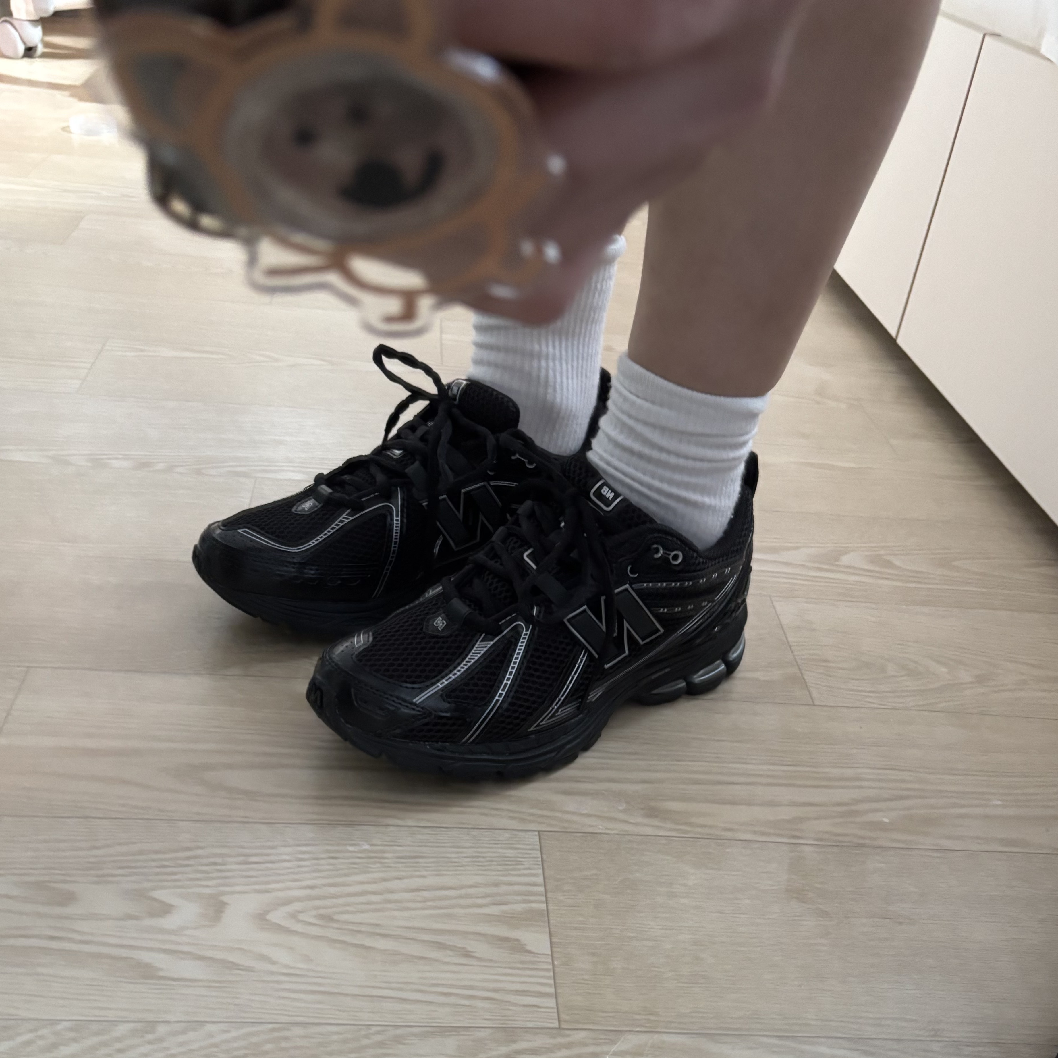 New Balance 1906R Black Silver Metallic 착용 스타일 - 2