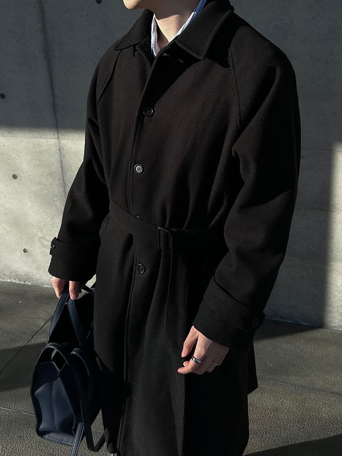 Telfar Medium Shopping Bag Navy 착용 스타일 - 5