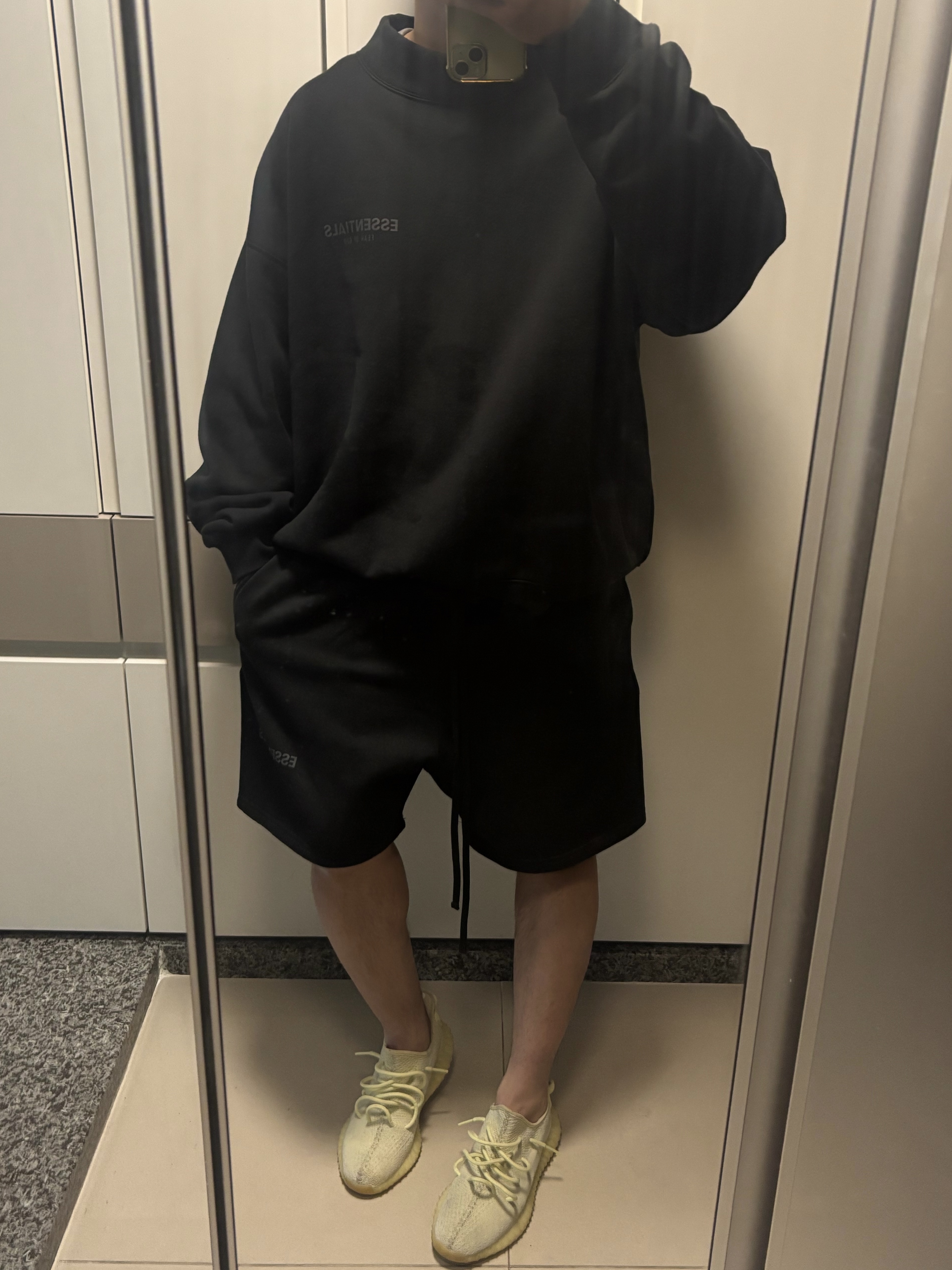 Essentials The Core Collection Pullover Mockneck Black, Essentials The Core Collection Sweatshorts Black 착용 스타일
