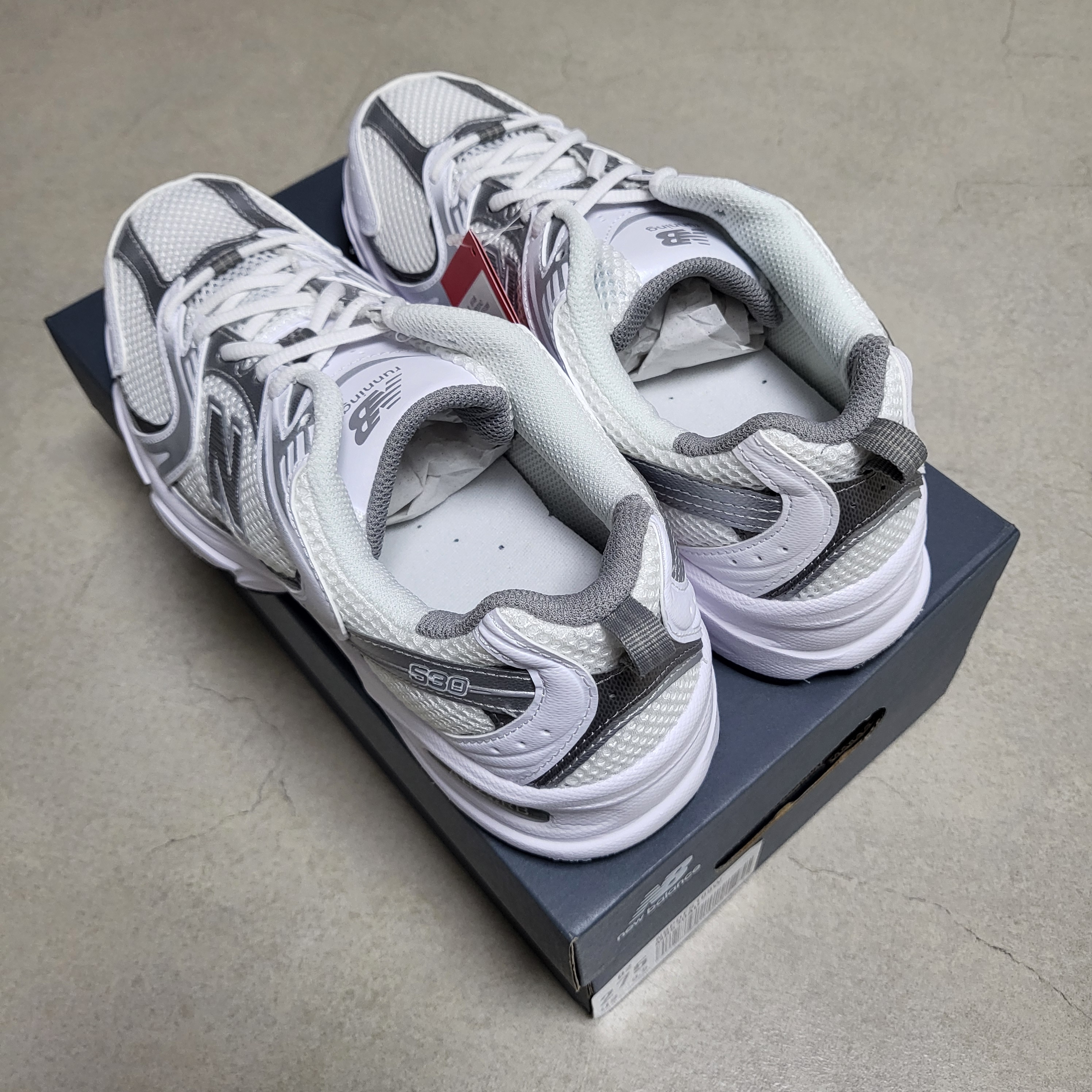 New Balance 530 White Silver 착용 스타일 - 3