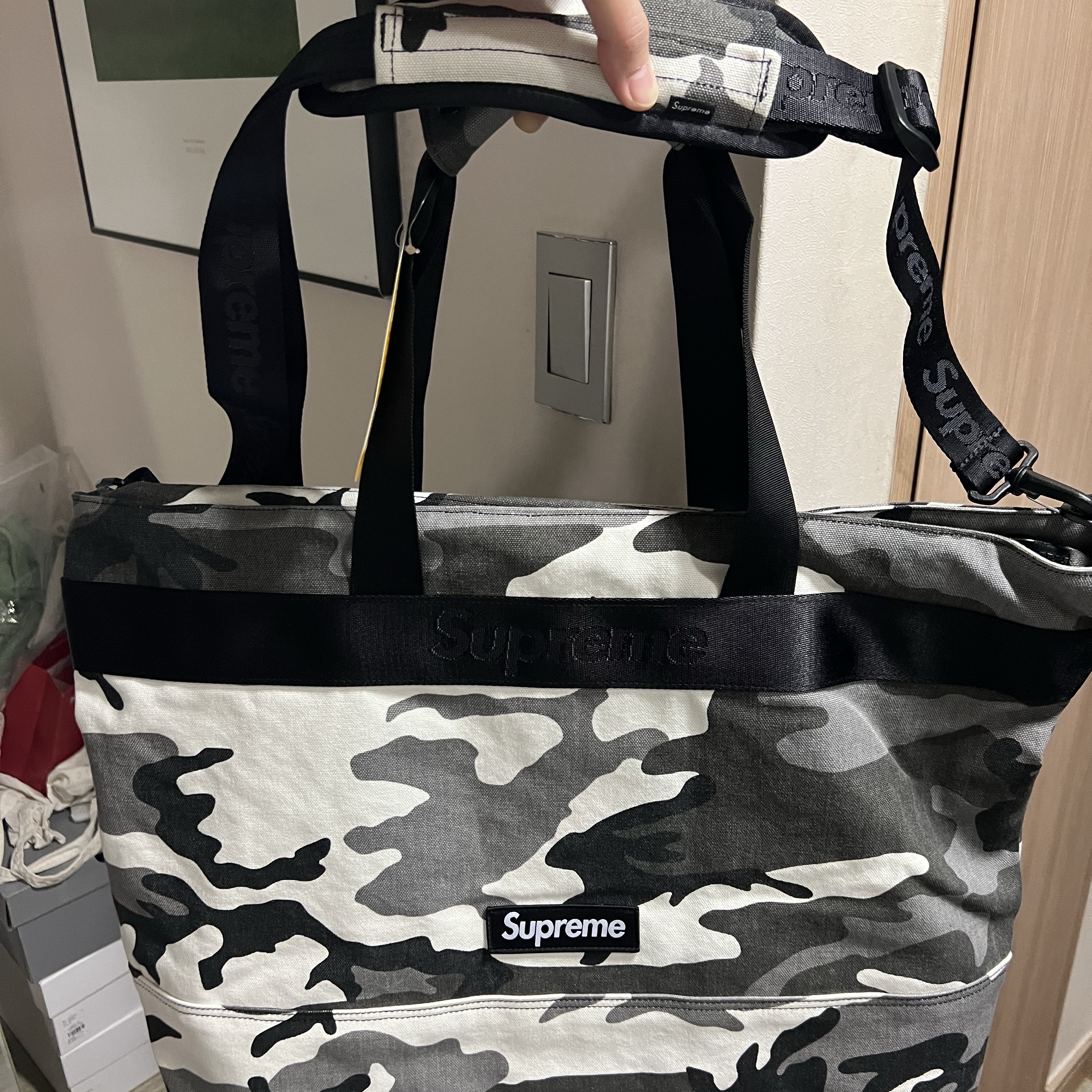 Supreme Tote Bag Snow Camo - 25SS 착용 스타일