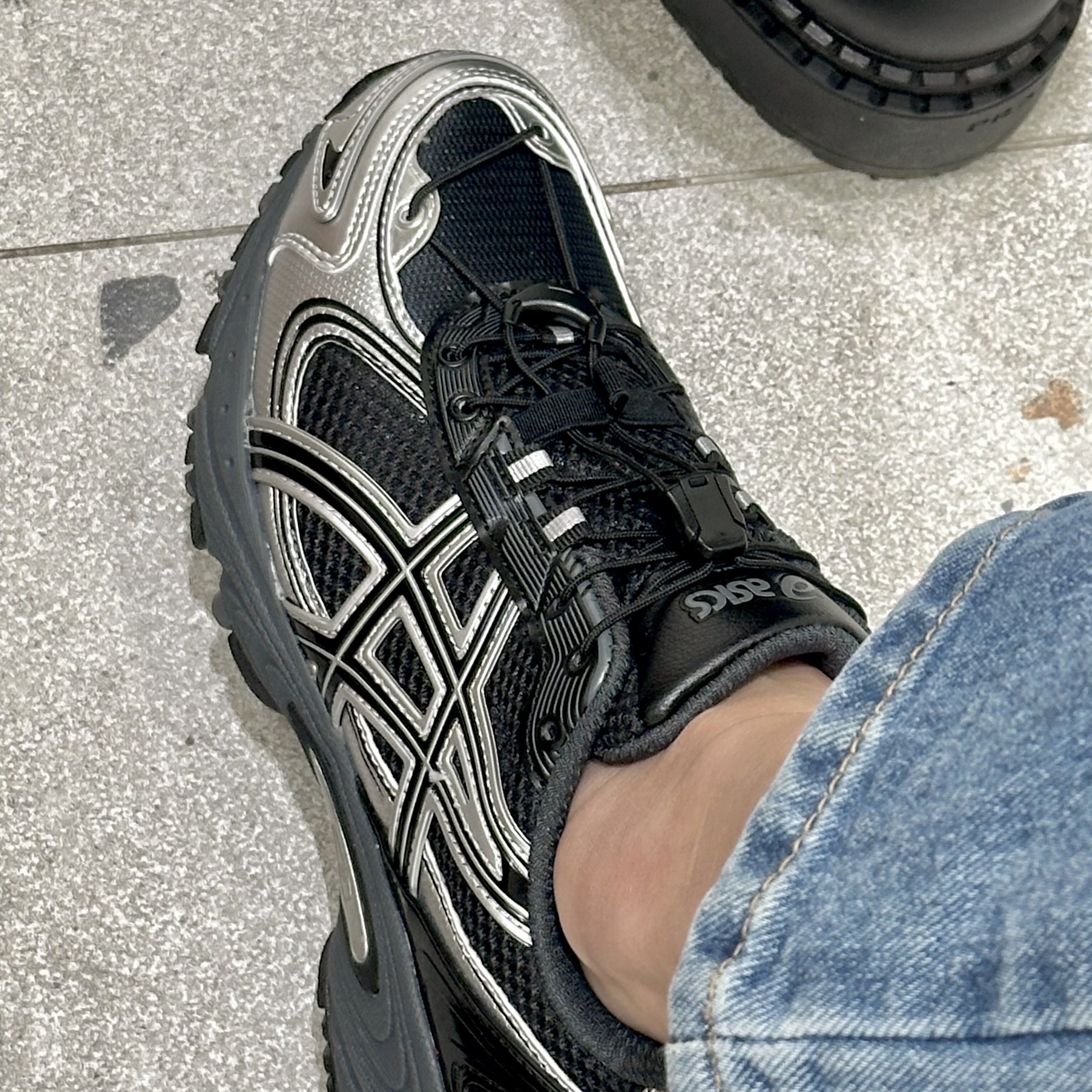 Asics Gel-Kahana TR V4 Carbon Black 착용 스타일