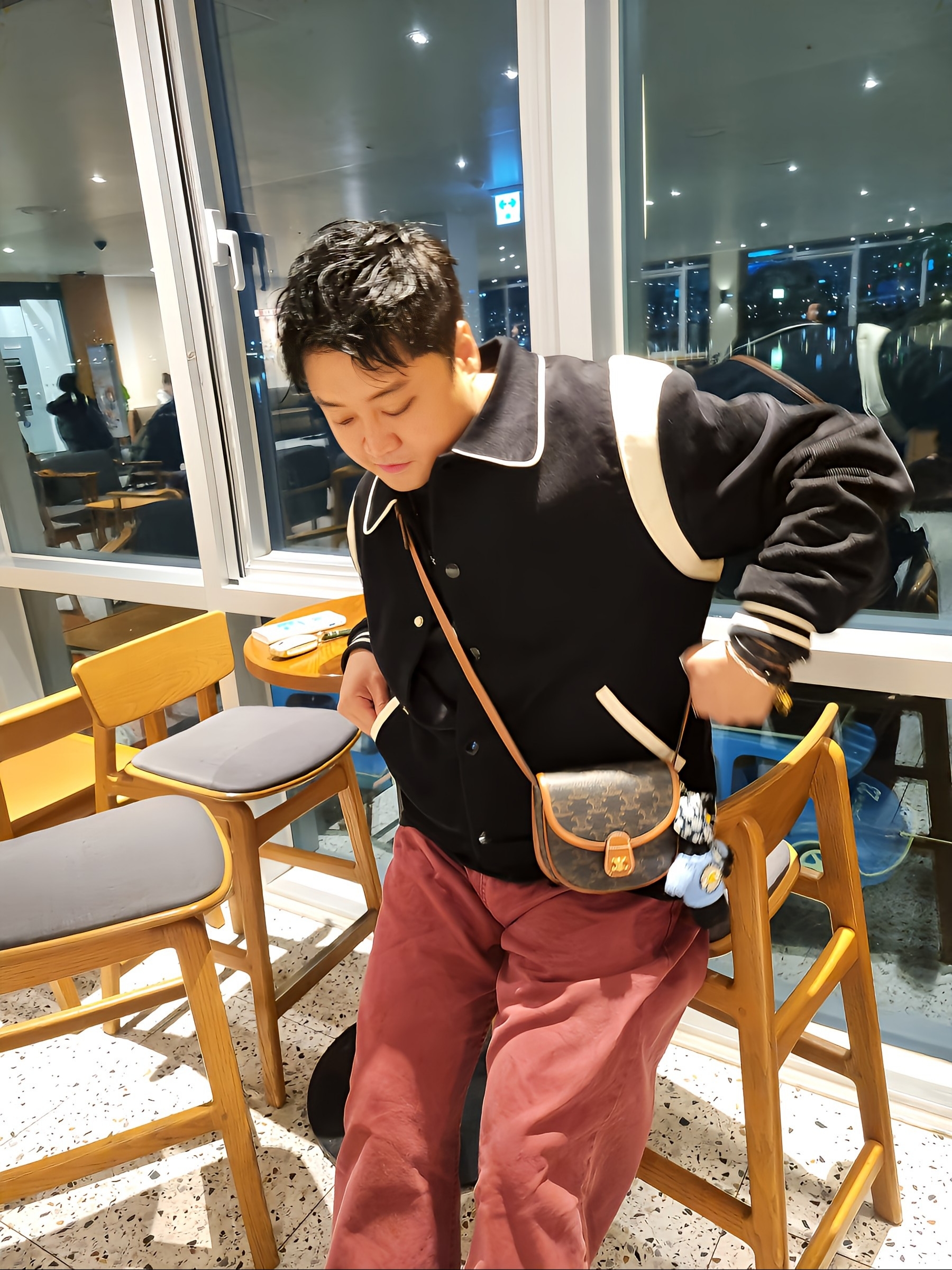 메종 미하라 야스히로 베이커 캔버스 로우탑 스니커즈 멀티, 셀린느 코듀로이 테디 자켓 블랙 착용 스타일 - 5