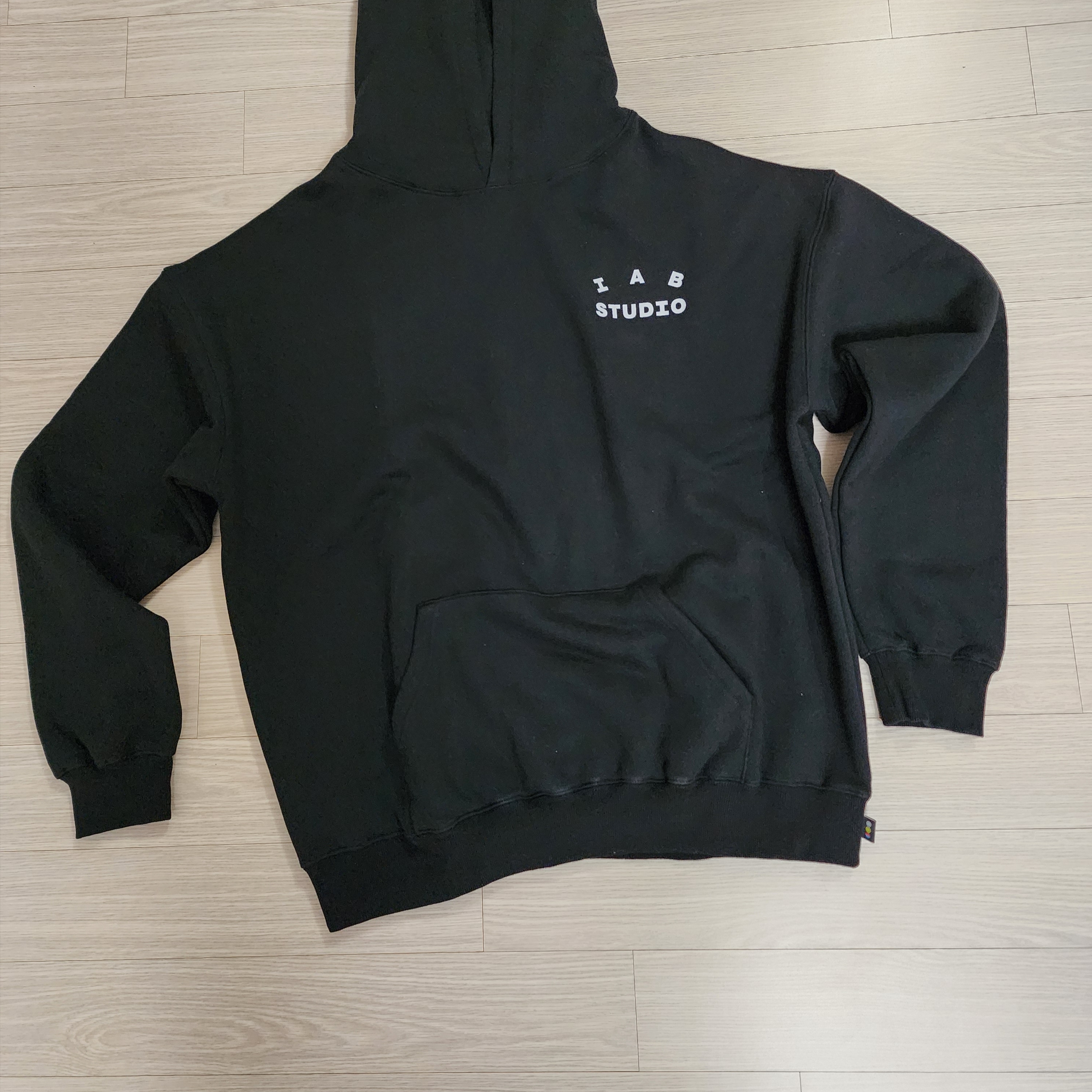 IAB Studio Hoodie Black White 착용 스타일 - 1