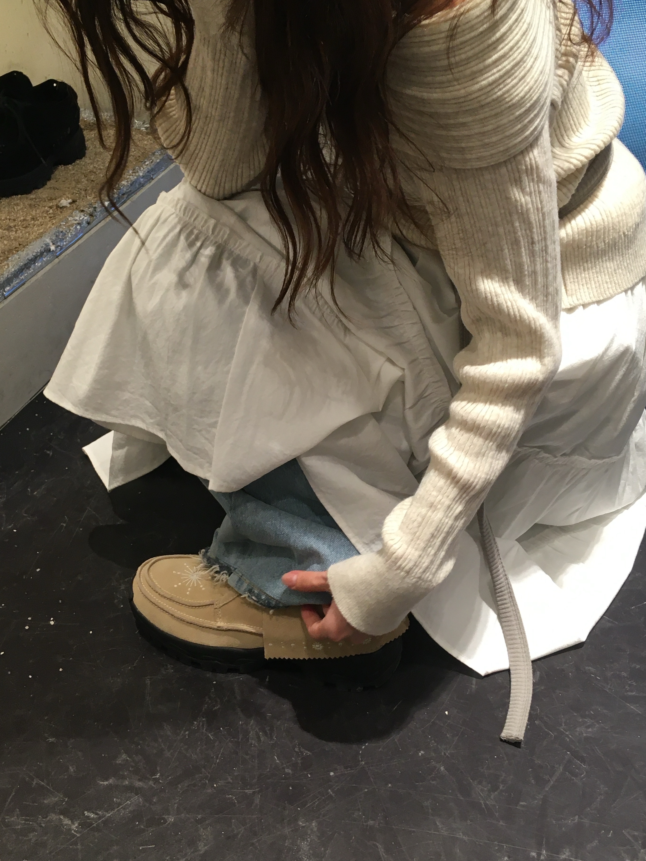 [KREAM 단독] Millo Archive X Negative Three Crescendo Desert Boots Beige 착용 스타일 - 3