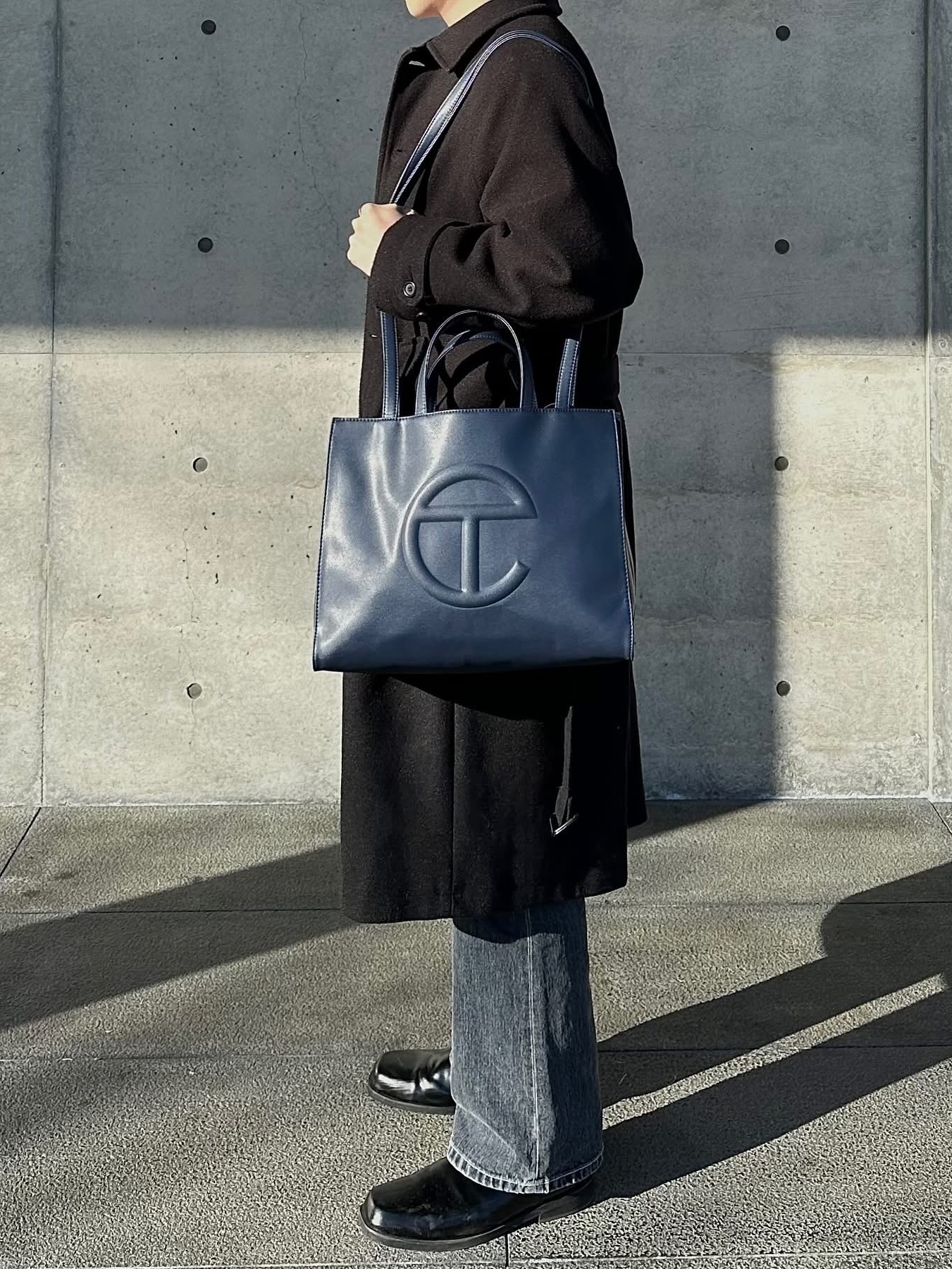 Telfar Medium Shopping Bag Navy 착용 스타일 - 6