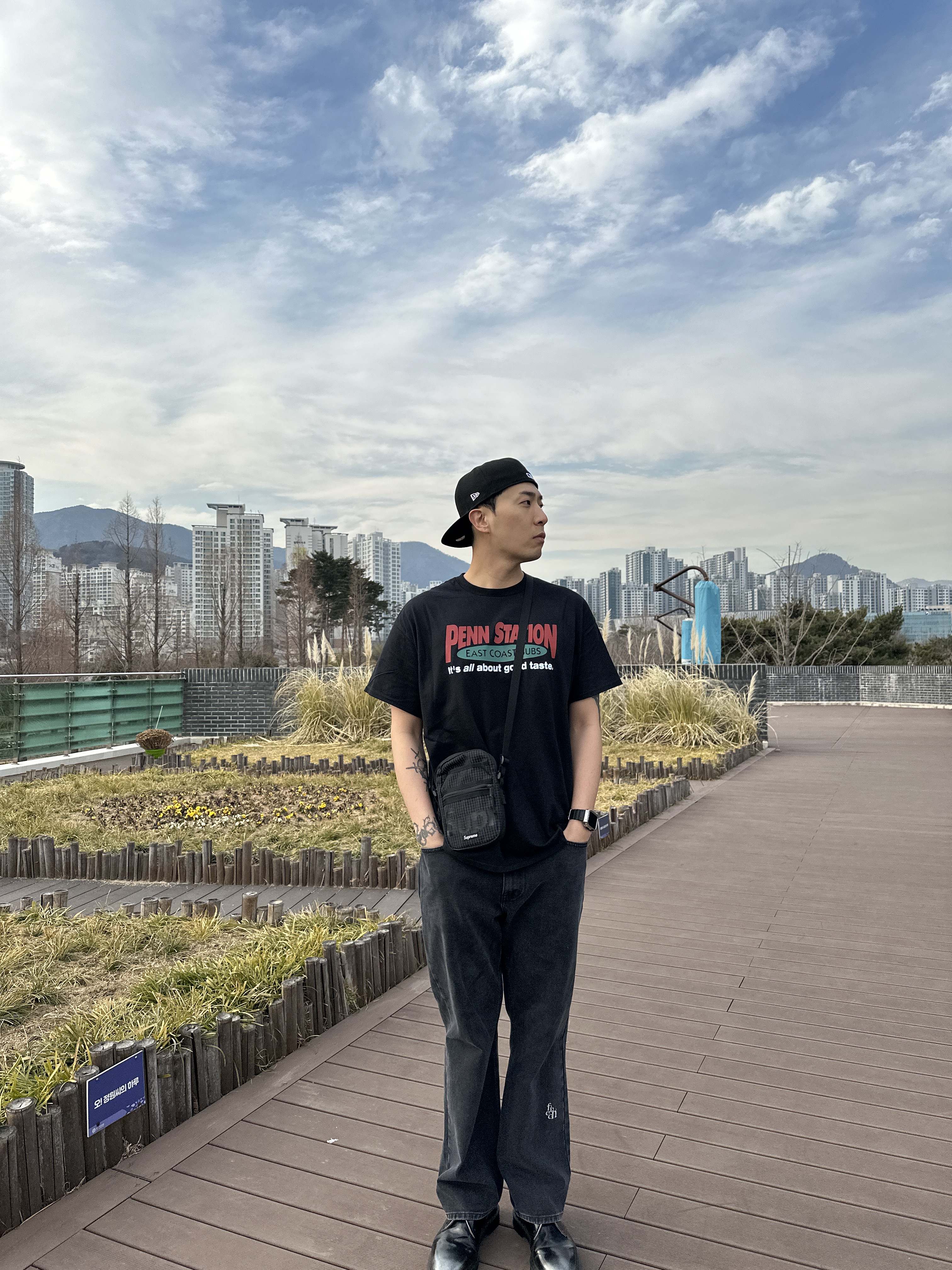 Gildan X American Collection PENN STATION T-Shirt Black 착용 스타일 - 3