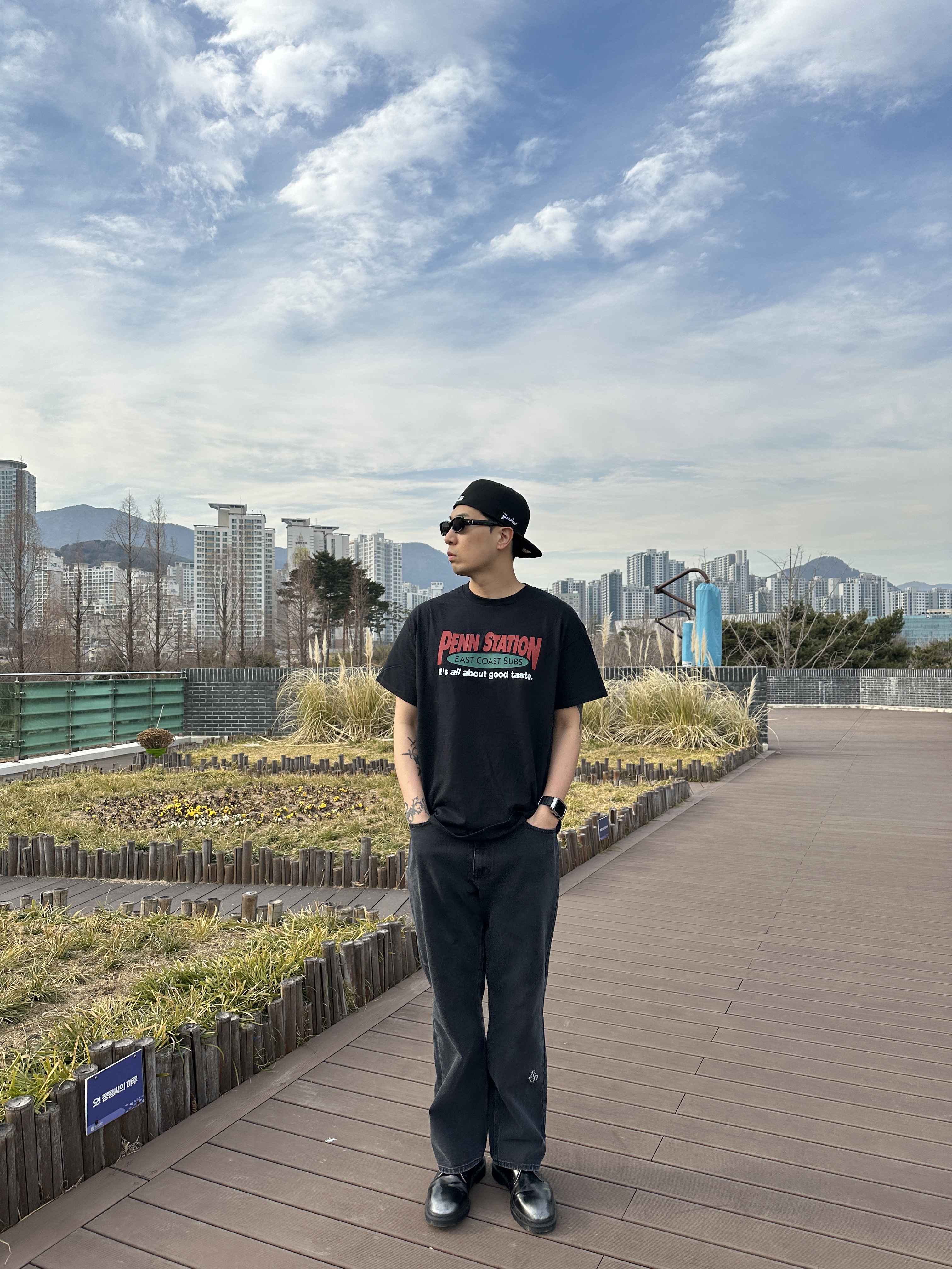 Gildan X American Collection PENN STATION T-Shirt Black 착용 스타일 - 1