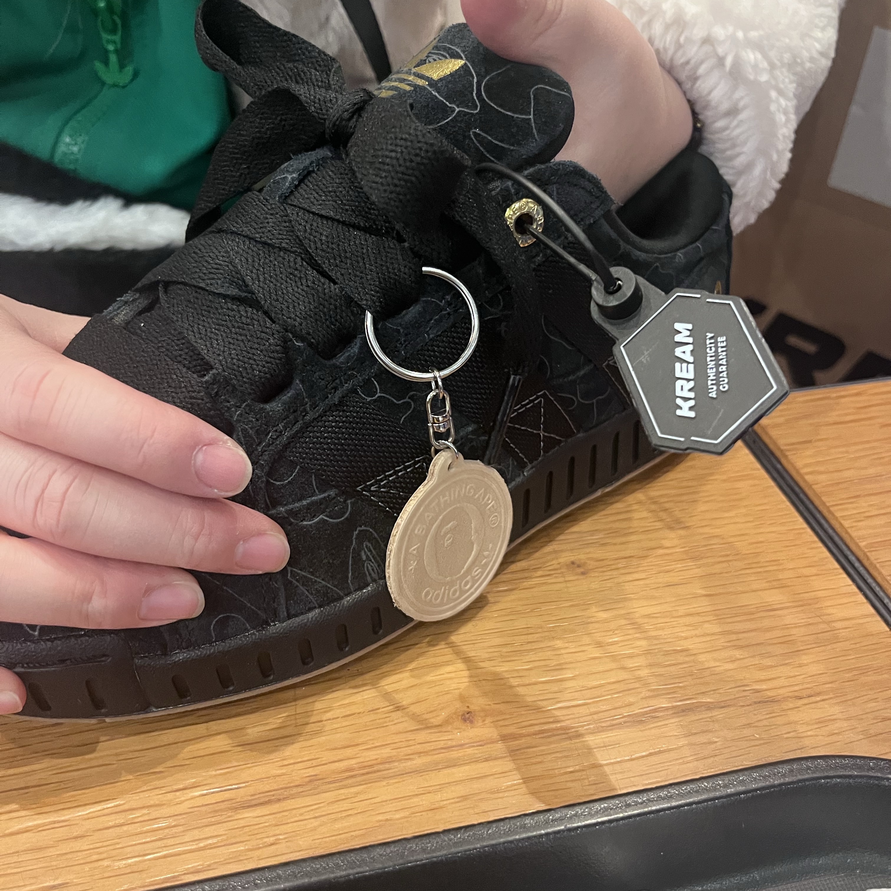 Adidas x BAPE Lawsuit Triple Black 착용 스타일 - 1