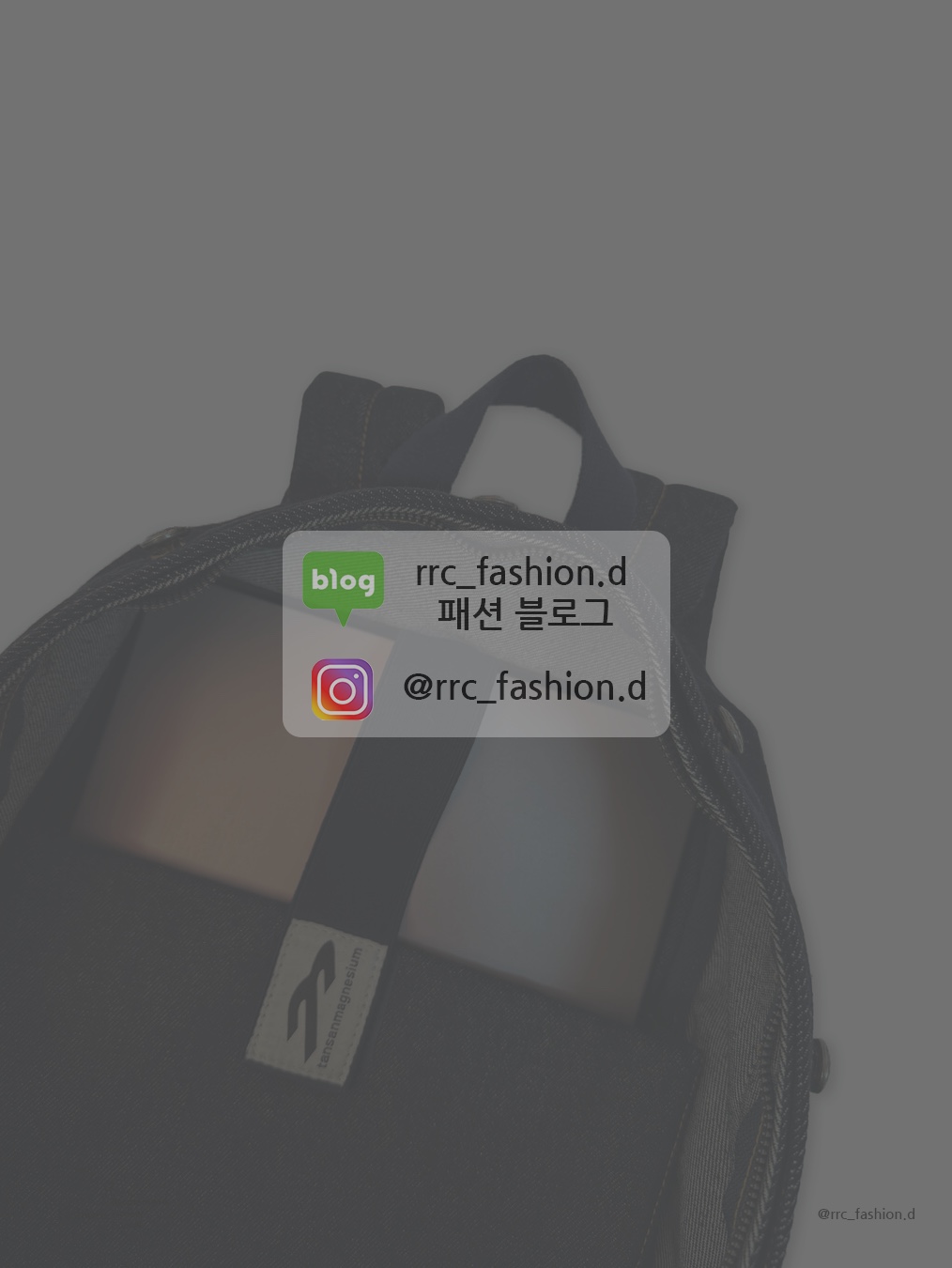 칼하트 WIP 킥플립 백팩 미스티 스카이 착용 스타일 - 8