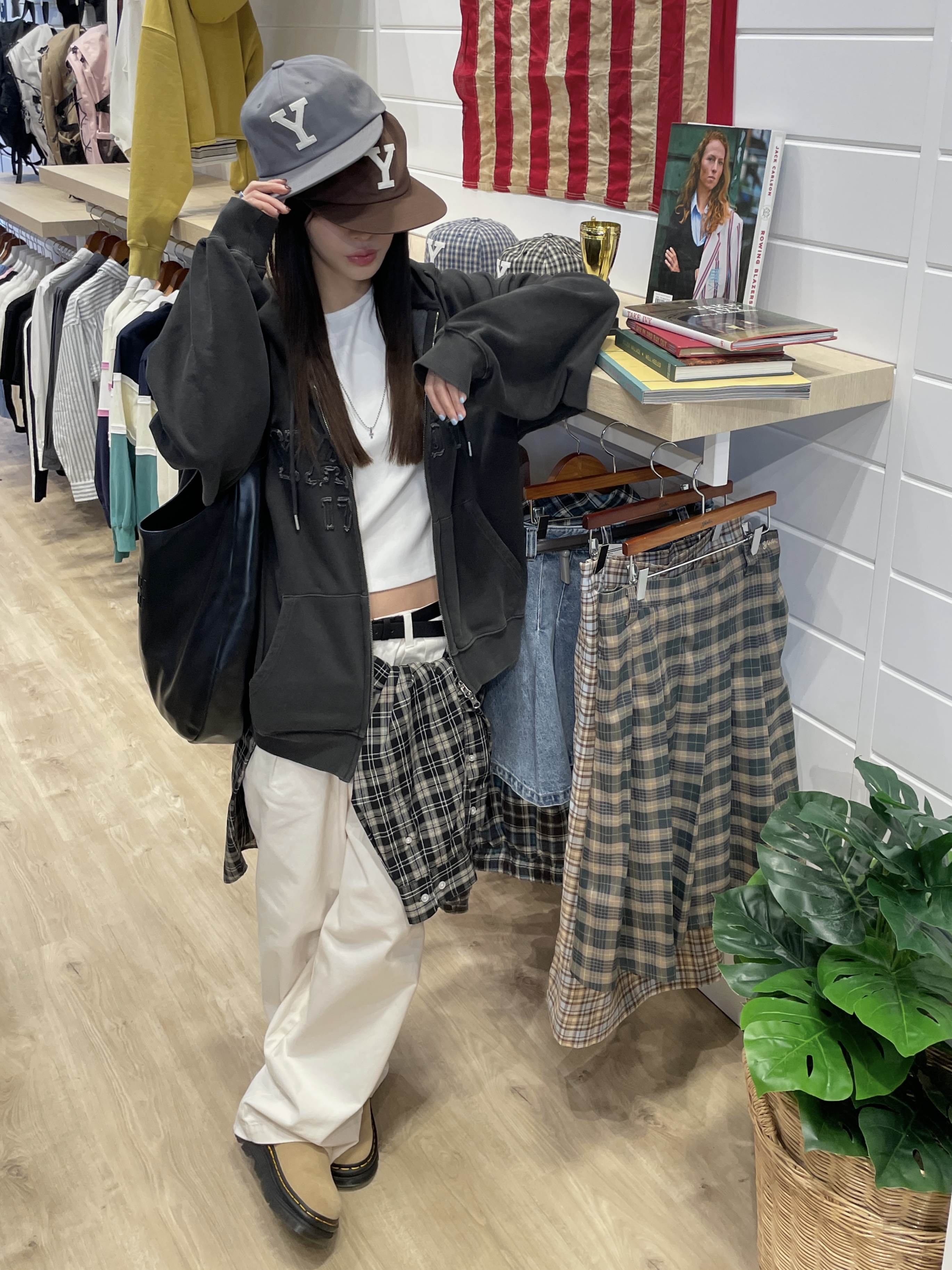 Dr. Martens Zebzag Suede Slingback Platform Mule Savannah Tan, Miu Miu Leather Large Hobo Bag Black 착용 스타일 - 4