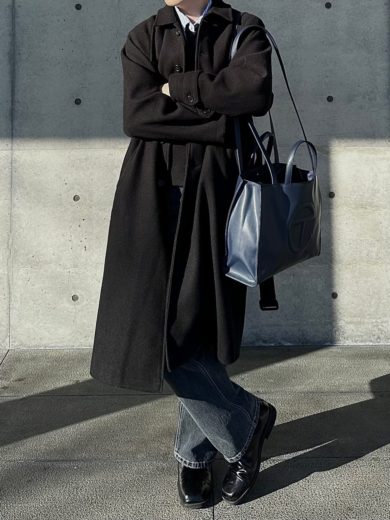 Telfar Medium Shopping Bag Navy 착용 스타일 - 2