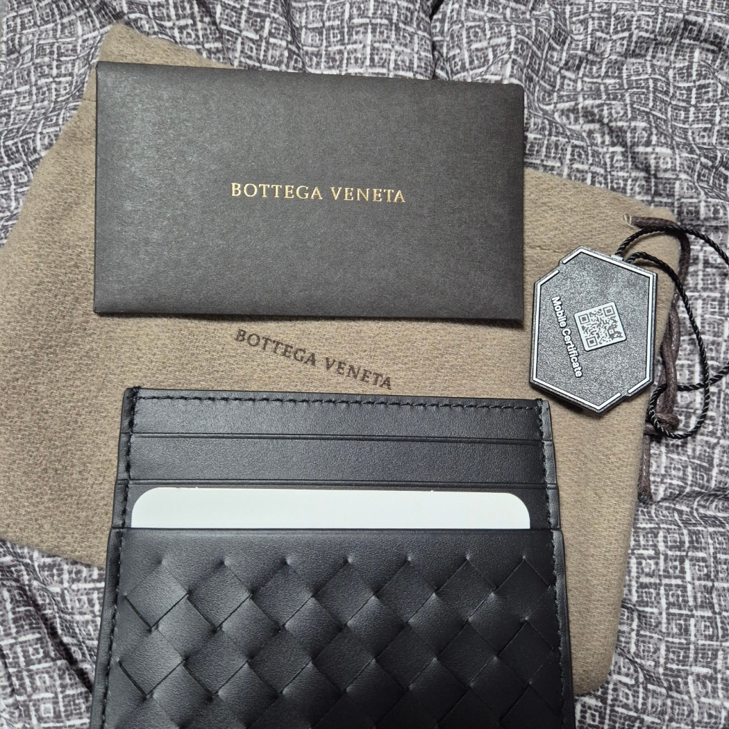 Bottega Veneta Credit Card Case Black 착용 스타일