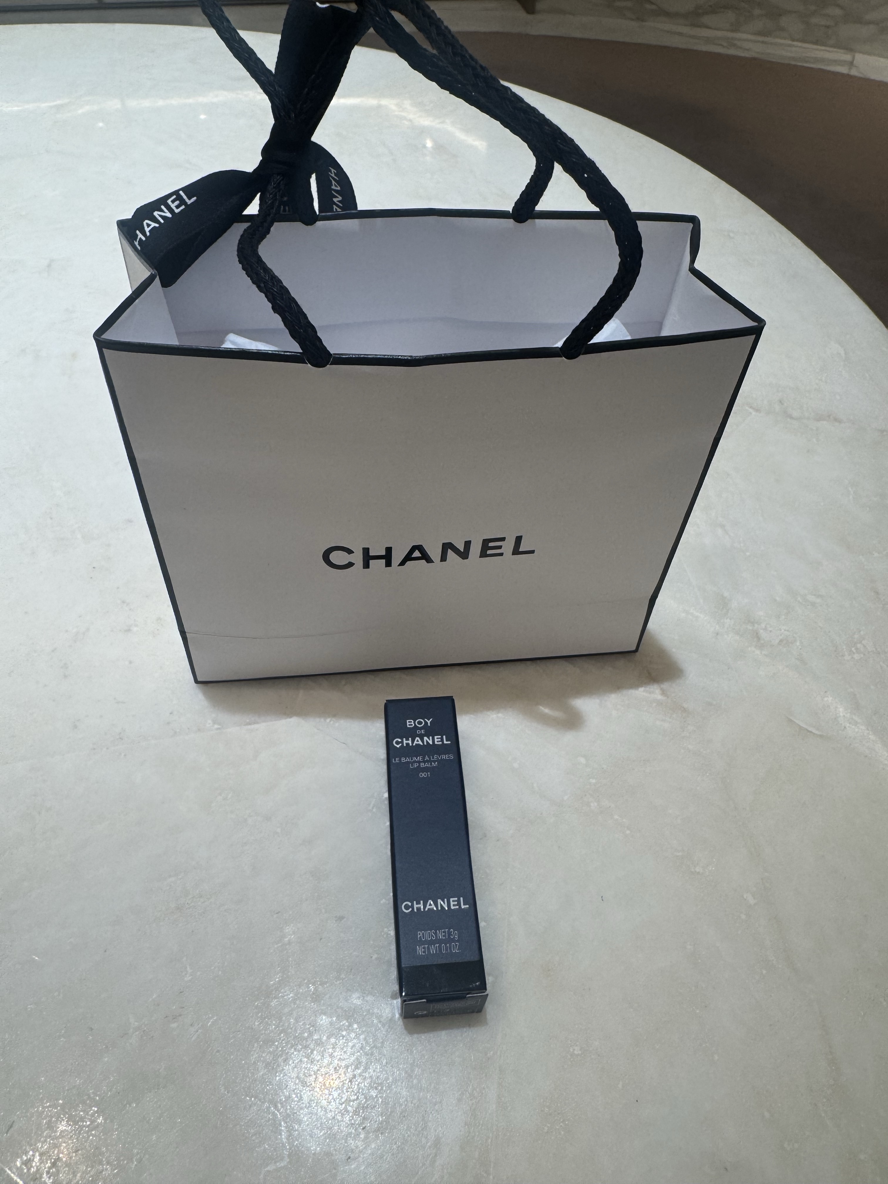 Chanel Boy De Chanel Lip Balm 착용 스타일