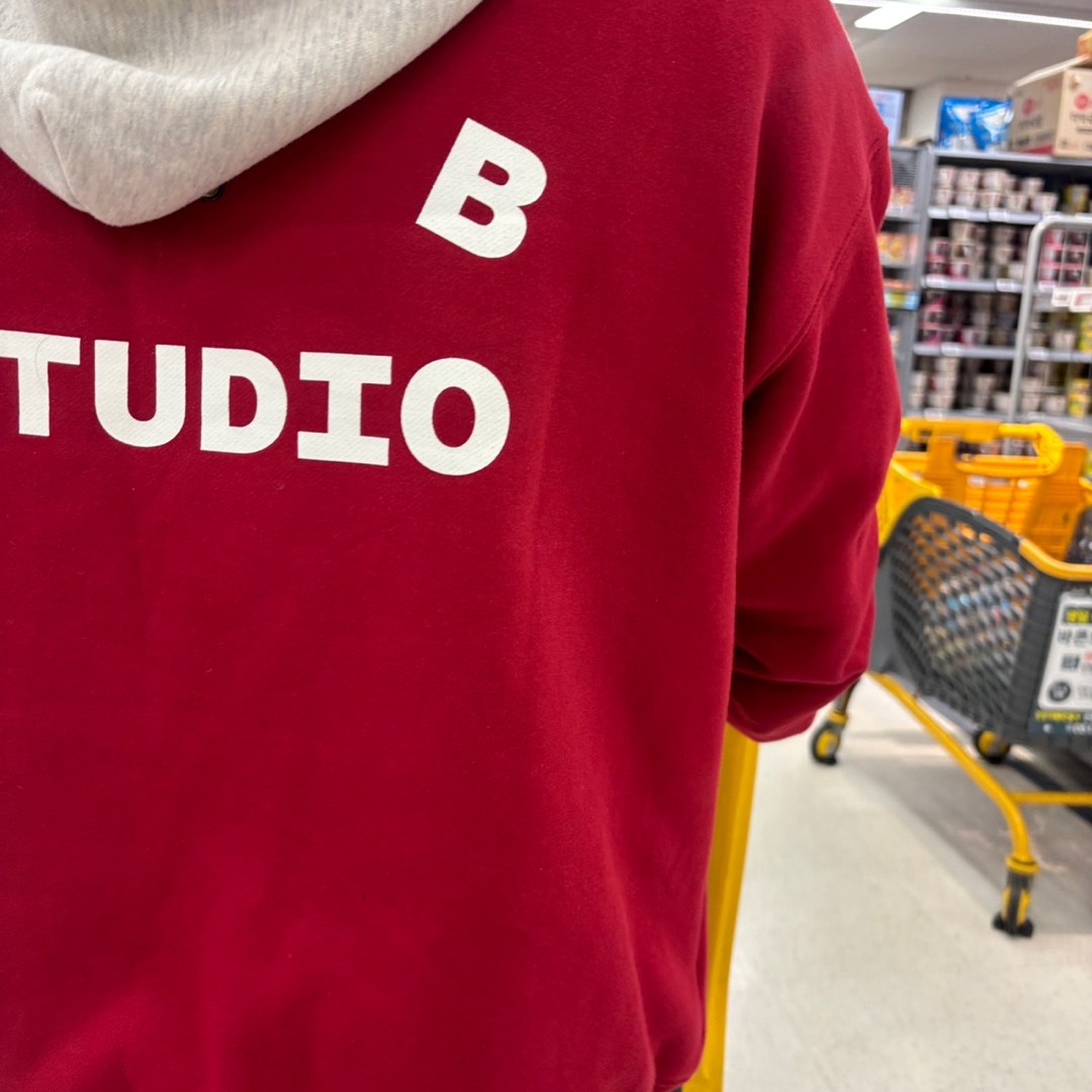 IAB Studio 24 Christmas Hoodie Burgundy Oatmeal 착용 스타일