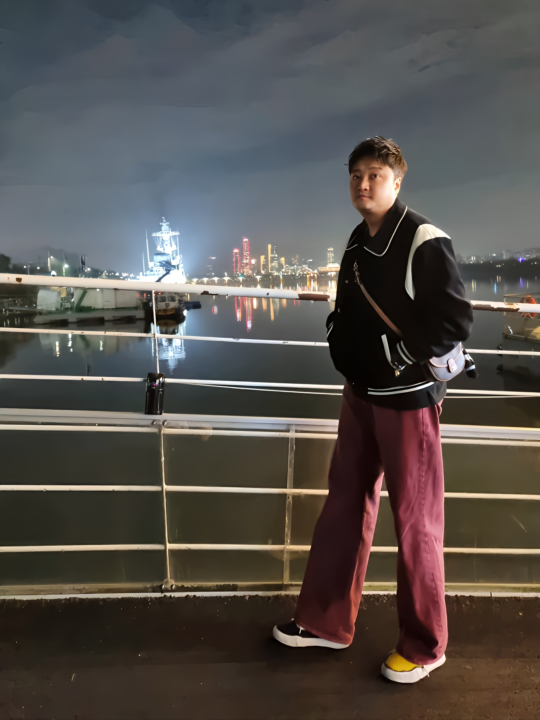 메종 미하라 야스히로 베이커 캔버스 로우탑 스니커즈 멀티, 셀린느 코듀로이 테디 자켓 블랙 착용 스타일 - 3