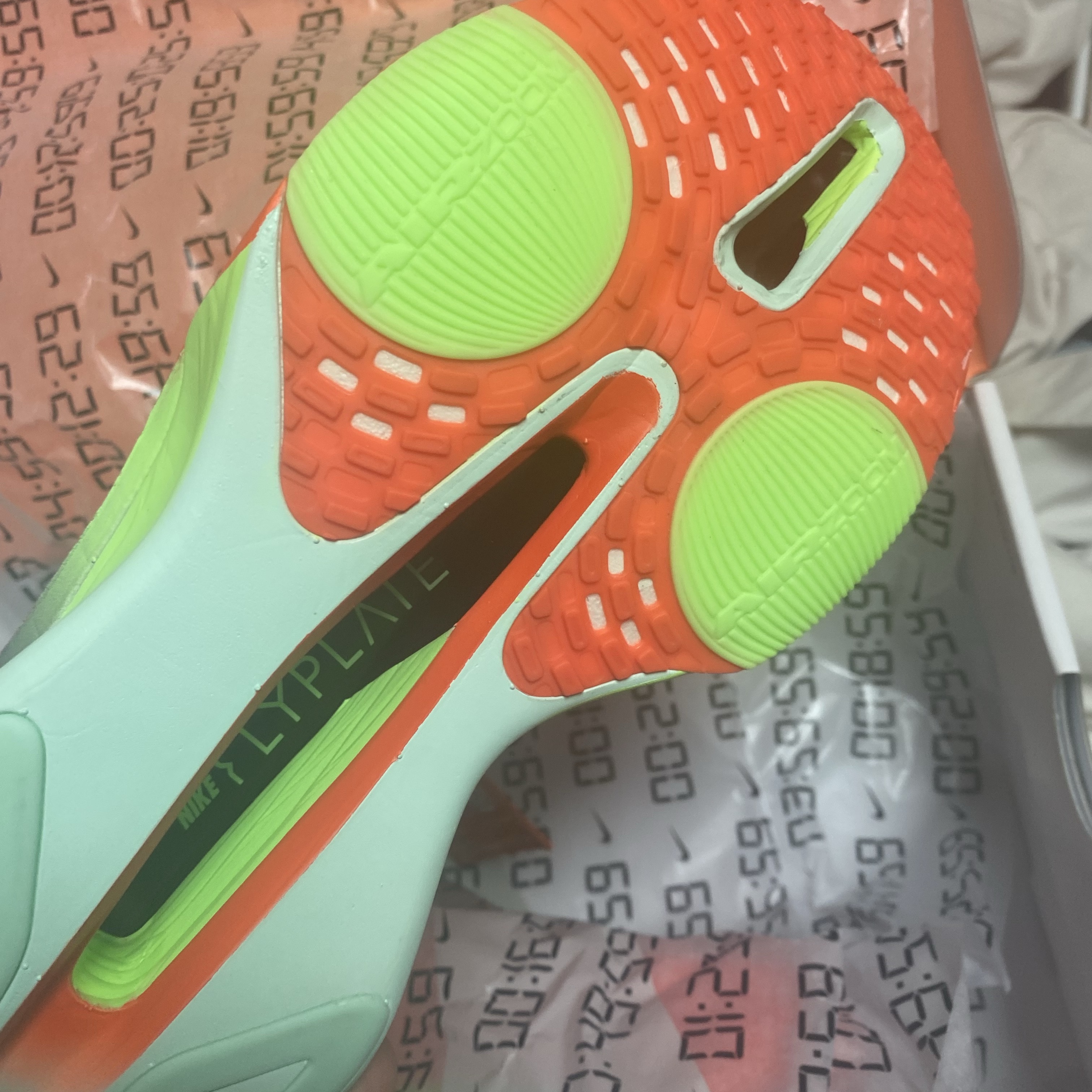 Nike Air Zoom Alphafly Next% 3 Bright Crimson Lime Blast, (W) Nike Air Zoom Alphafly Next% 3 Bright Crimson Lime Blast 착용 스타일 - 2