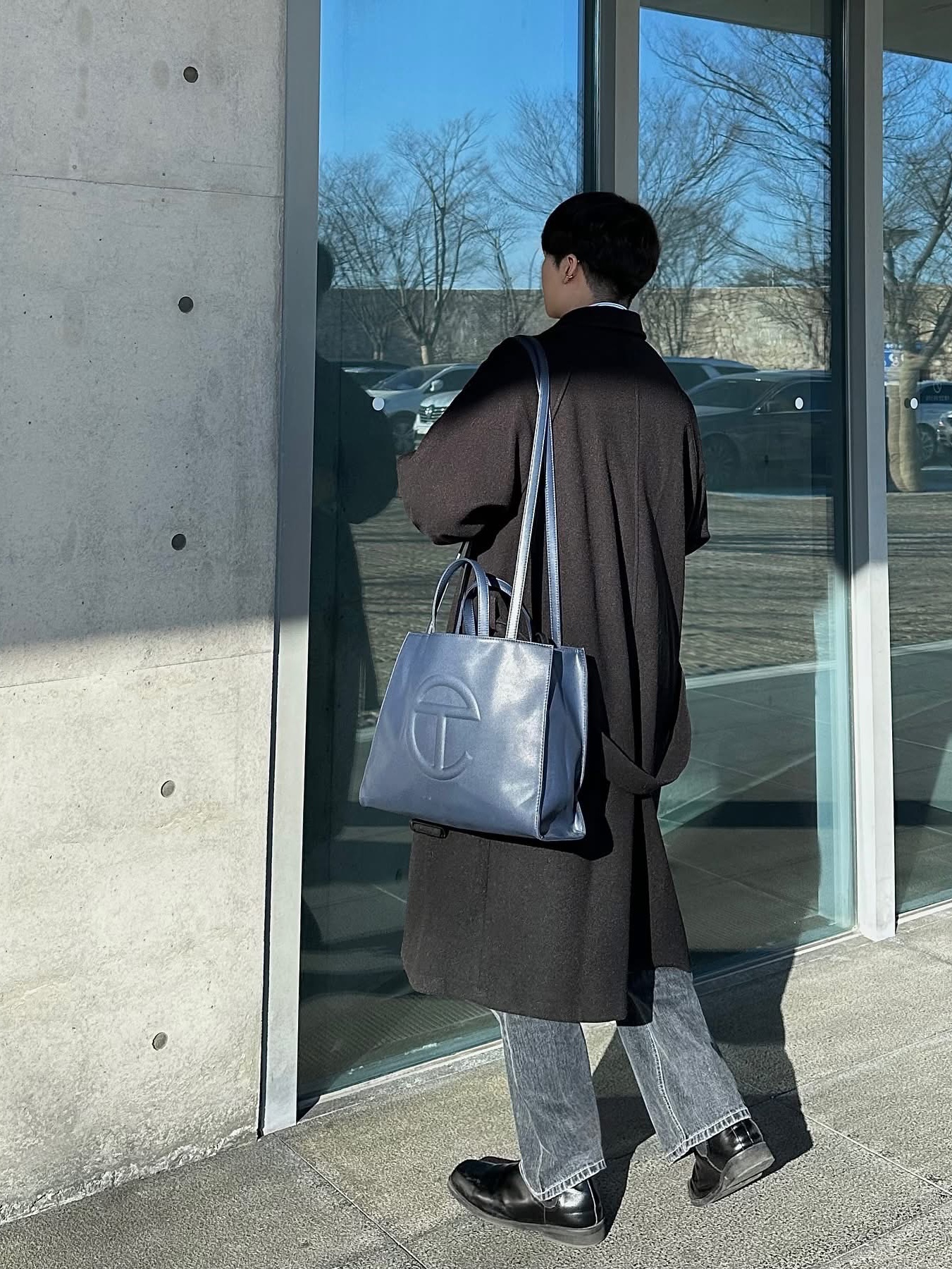Telfar Medium Shopping Bag Navy 착용 스타일 - 10