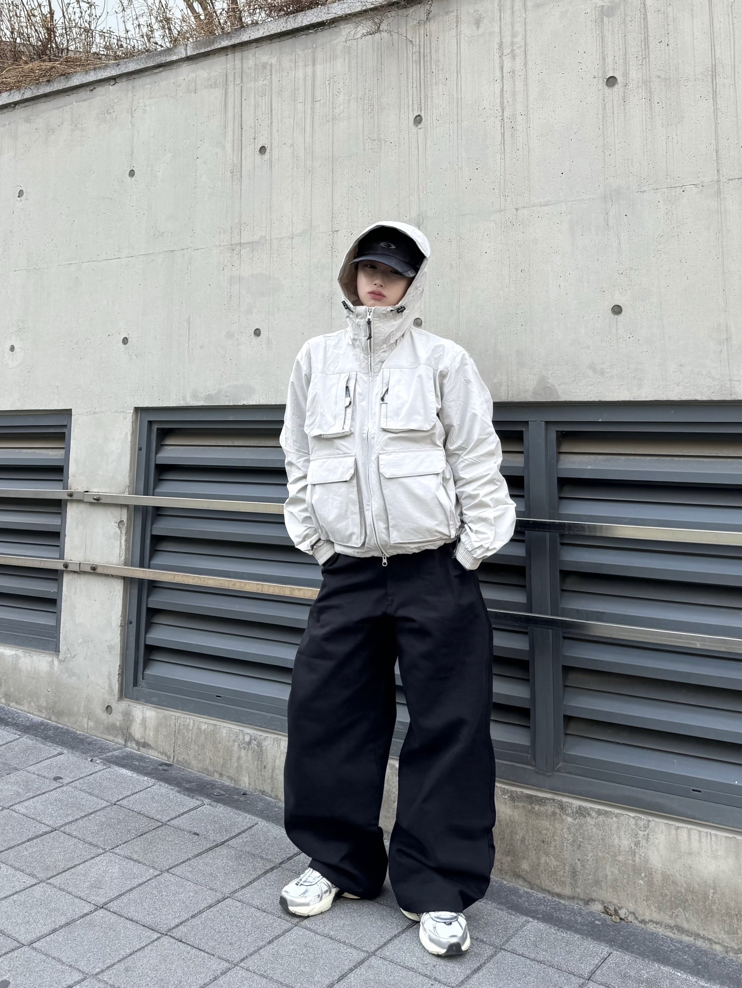 Nike V2K Run Summit White Metallic Silver 착용 스타일 - 1