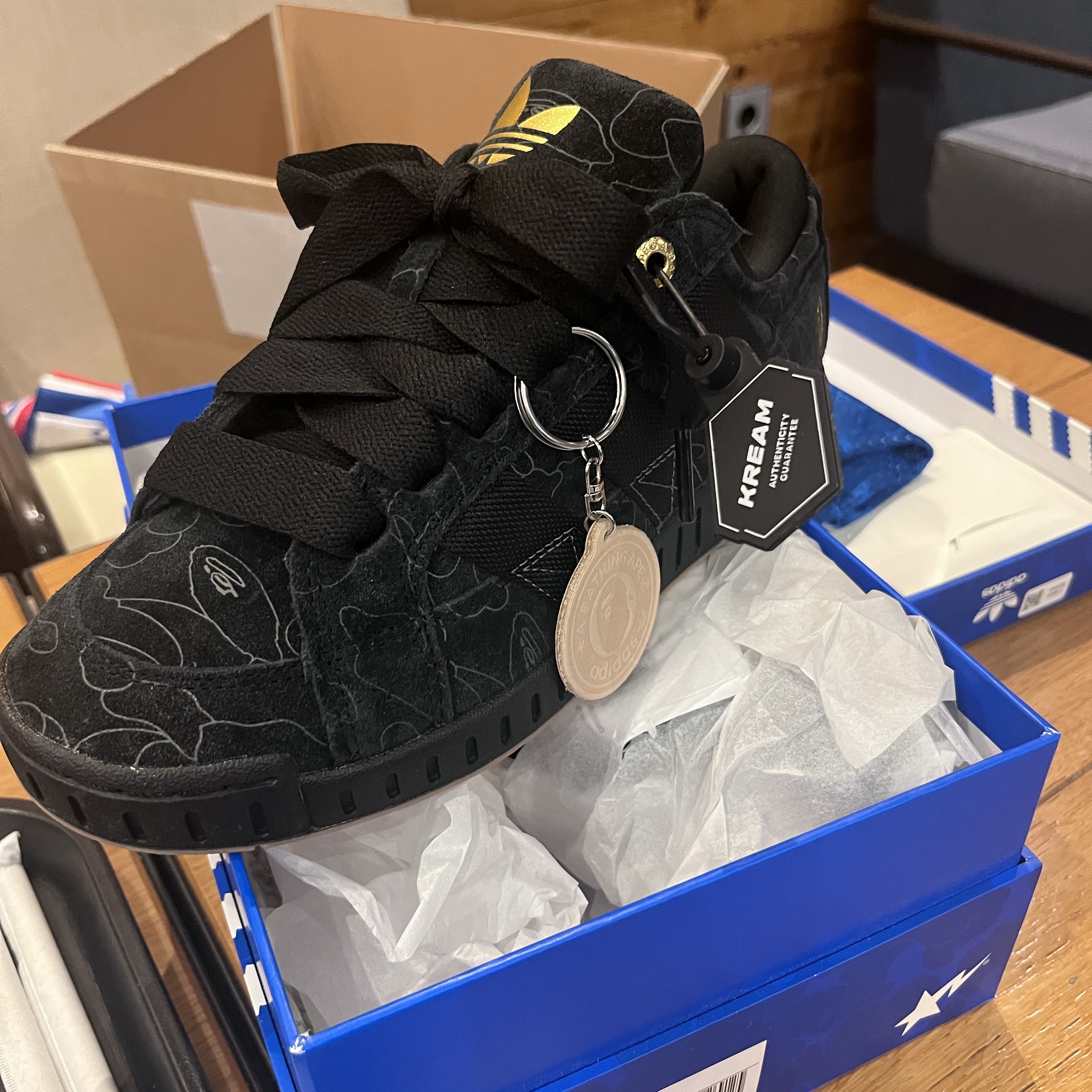 Adidas x BAPE Lawsuit Triple Black 착용 스타일 - 2