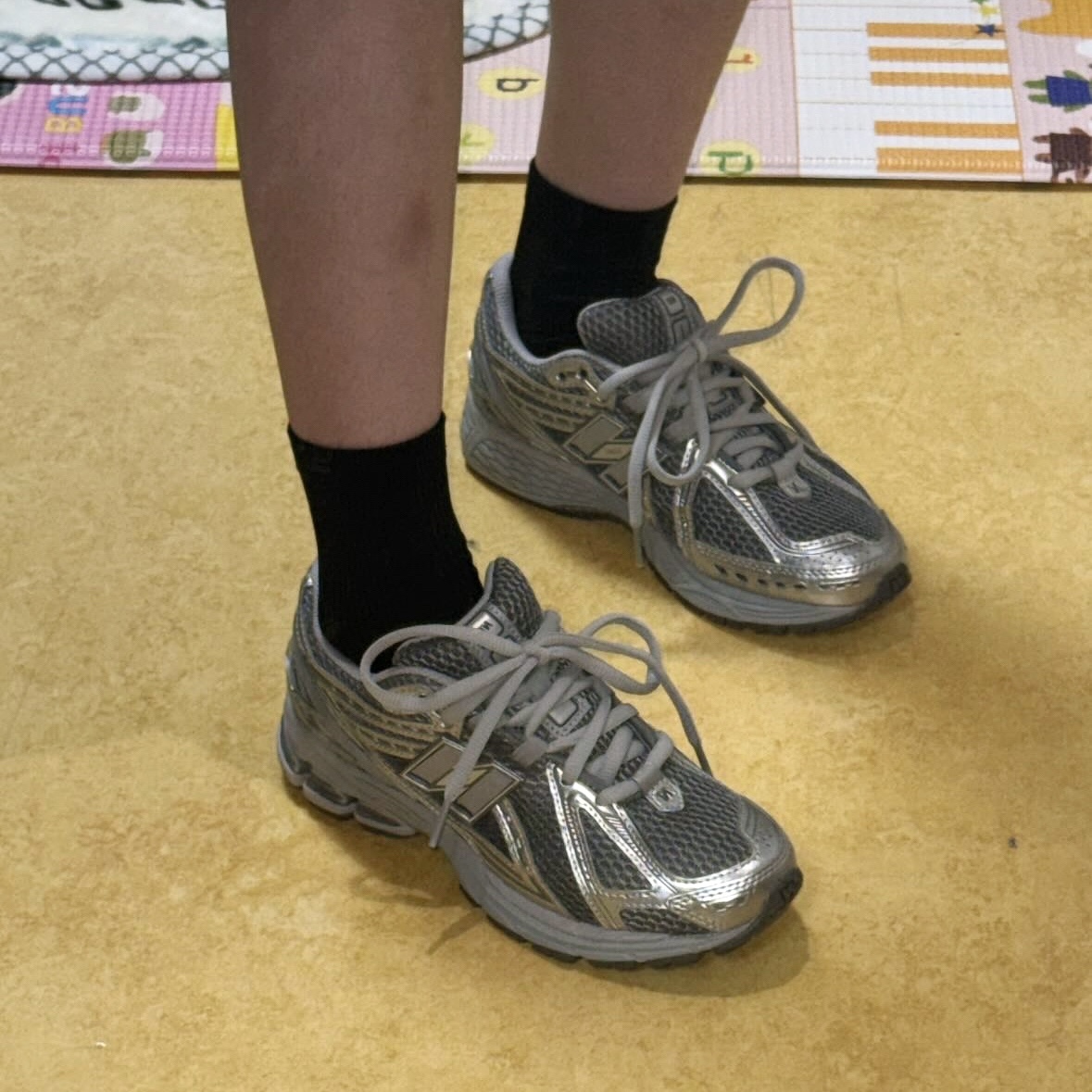 New Balance 1906R Harbor Grey Silver Metalic 착용 스타일 - 2