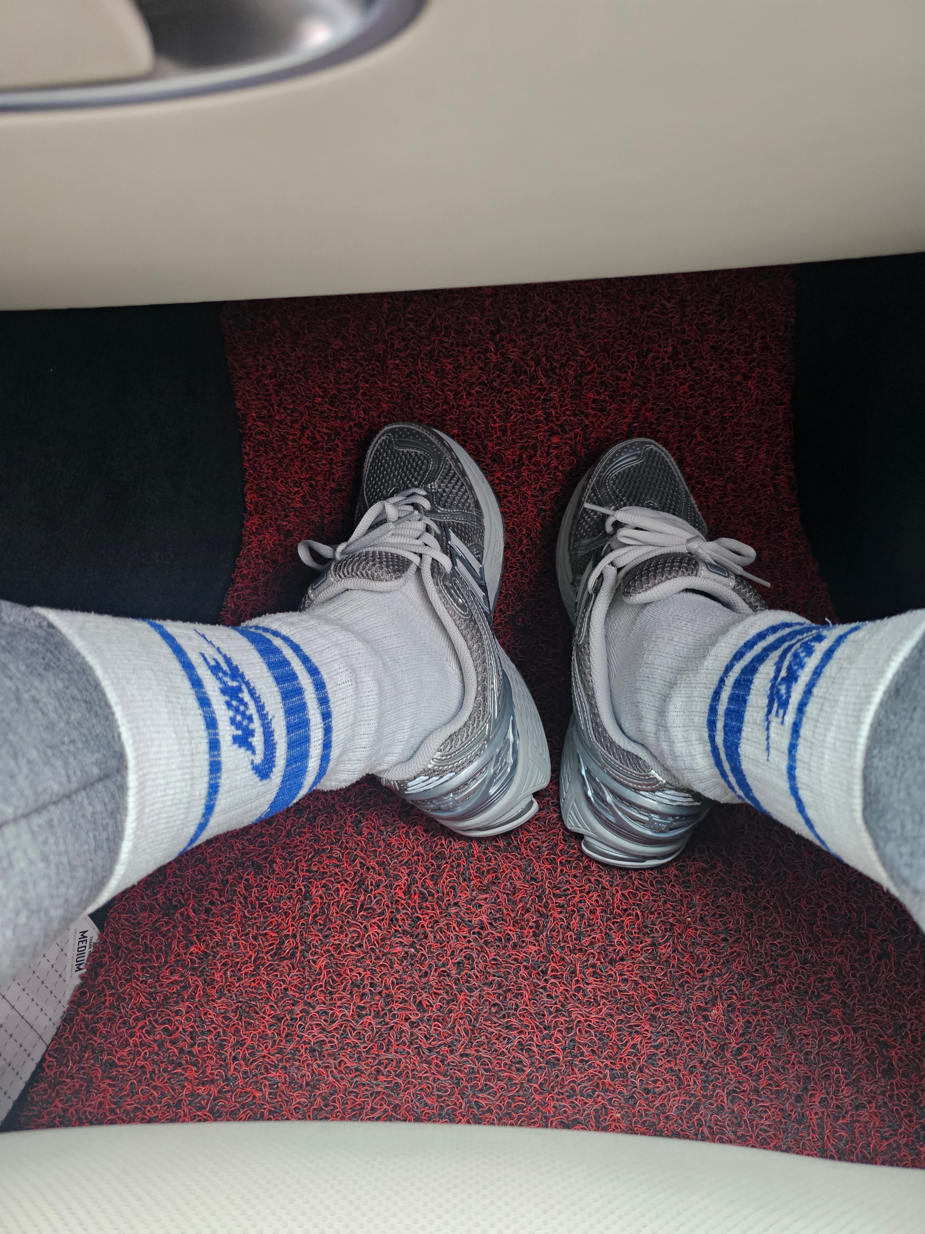 New Balance 1906R Harbor Grey Silver Metalic, Nike NSW Everyday Essential Crew Socks White Game Royal (3 Pack/Korean Ver.) 착용 스타일
