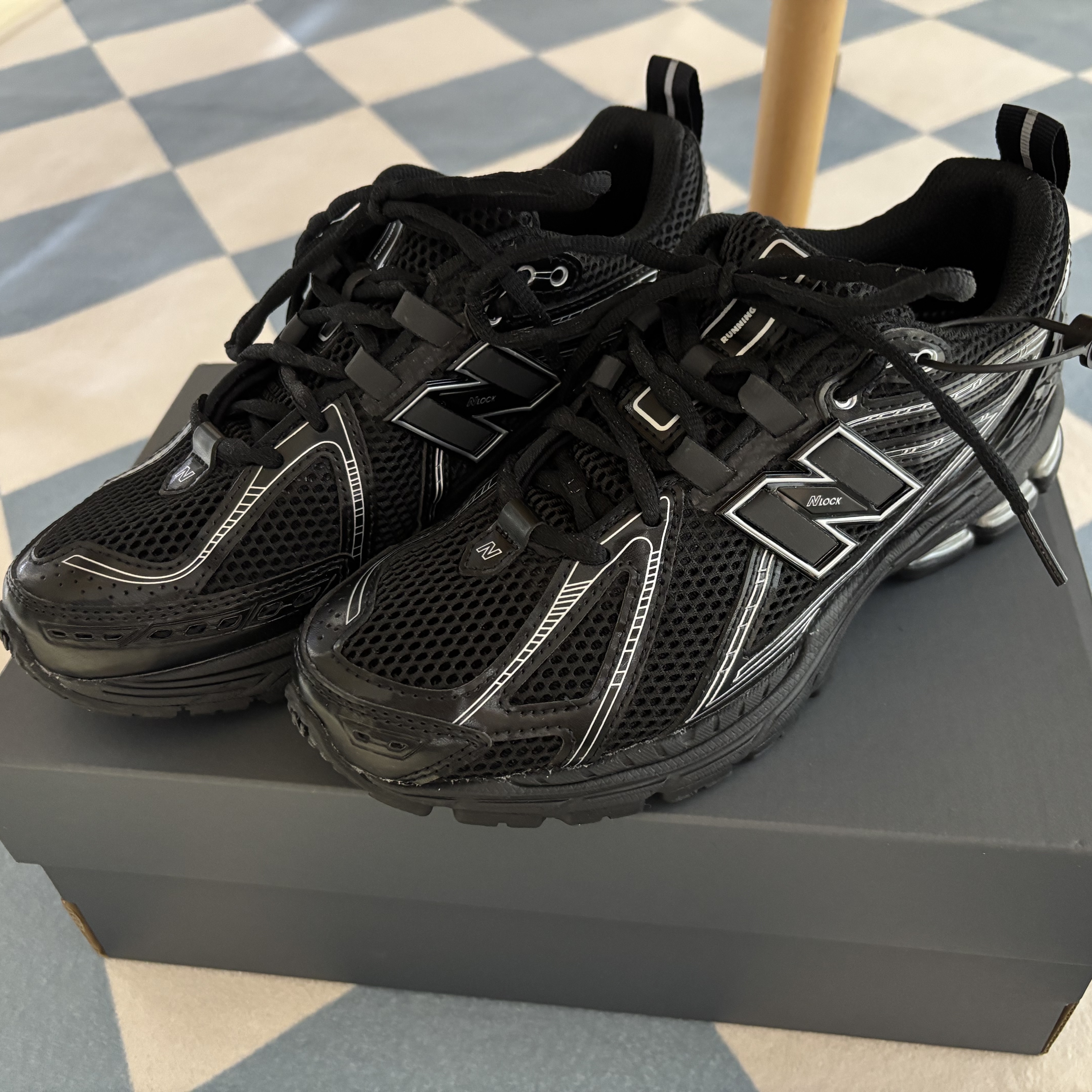 New Balance 1906R Black Silver Metallic 착용 스타일 - 1