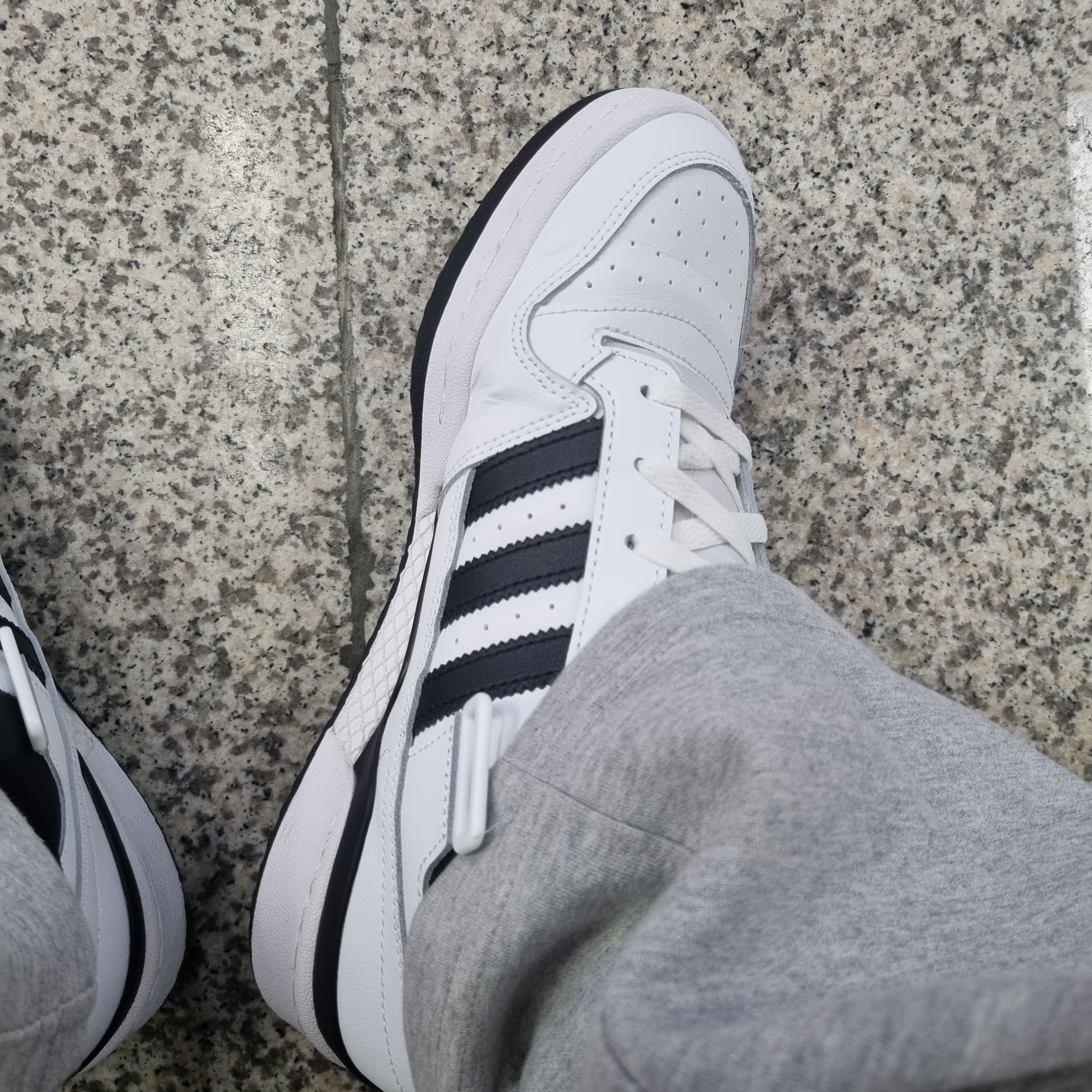 Adidas Forum Low White Black 착용 스타일
