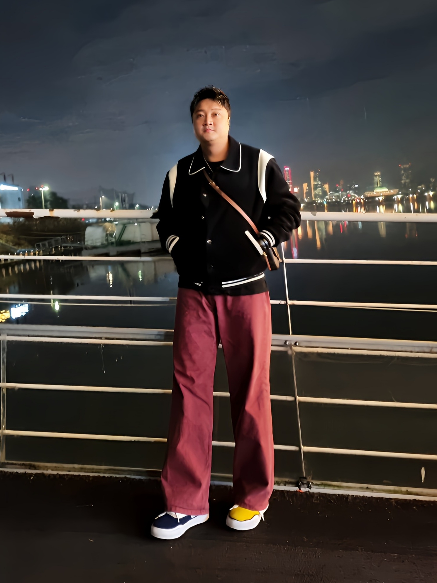 메종 미하라 야스히로 베이커 캔버스 로우탑 스니커즈 멀티, 셀린느 코듀로이 테디 자켓 블랙 착용 스타일 - 7