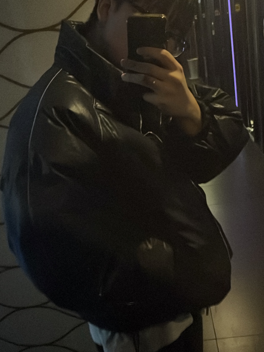 (W) 마뗑킴 마뗑 로고 코팅 다운 점퍼 블랙 착용 스타일 - 1
