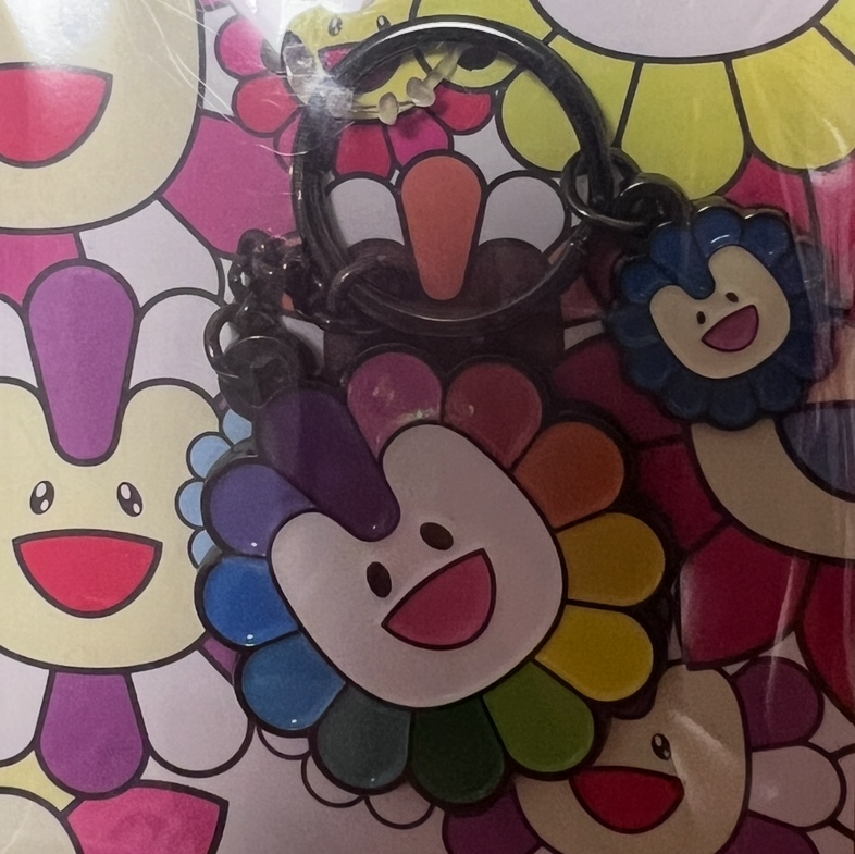 NewJeans x Murakami Metal Keyring Flower 착용 스타일