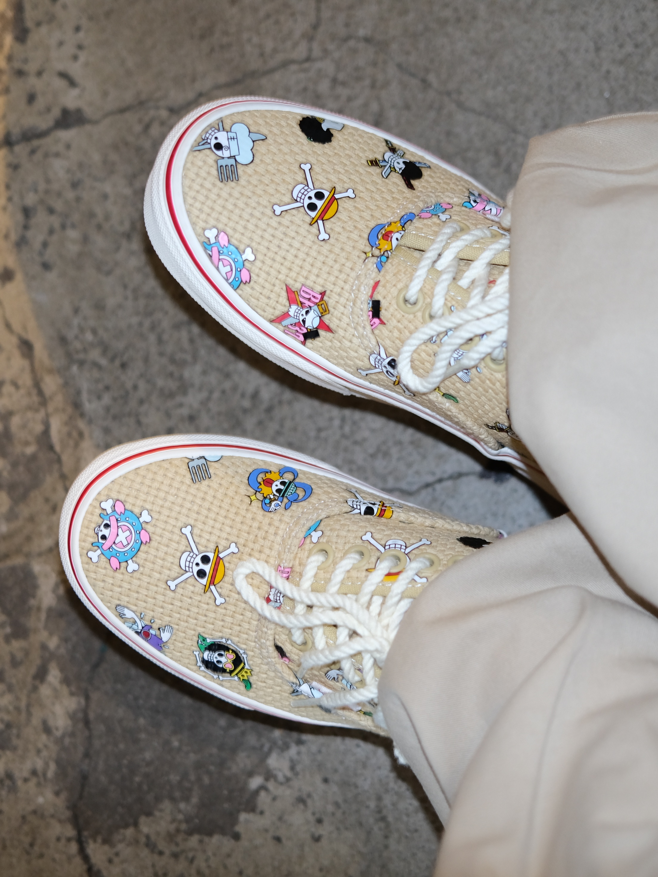 Vans x One Piece Authentic Sand 착용 스타일