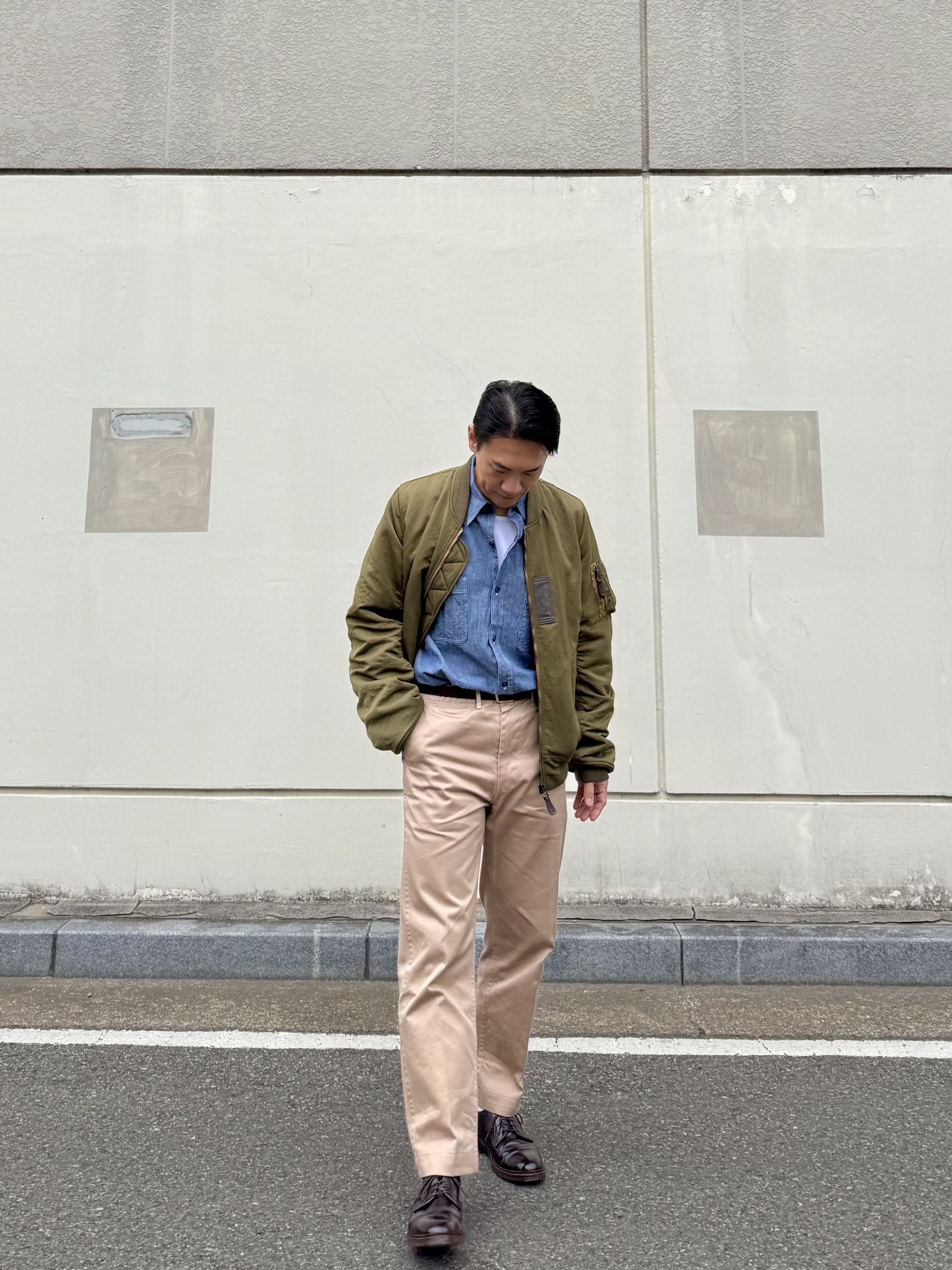 Buzz Rickson's Chambray Work Shirts Long Sleeve Blue, Buzz Rickson's Original Spec Chinos One Wash Khaki 착용 스타일 - 3