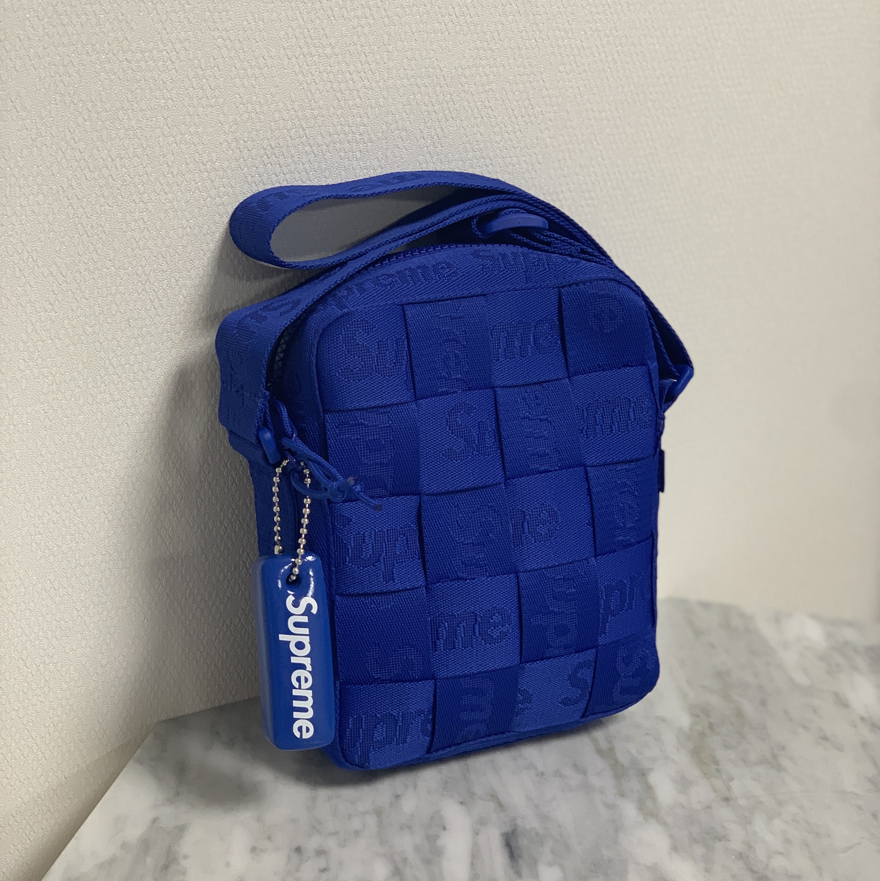 Supreme Woven Shoulder Bag Royal - 24SS, Supreme Floating Keychain Faded Blue - 23FW 착용 스타일