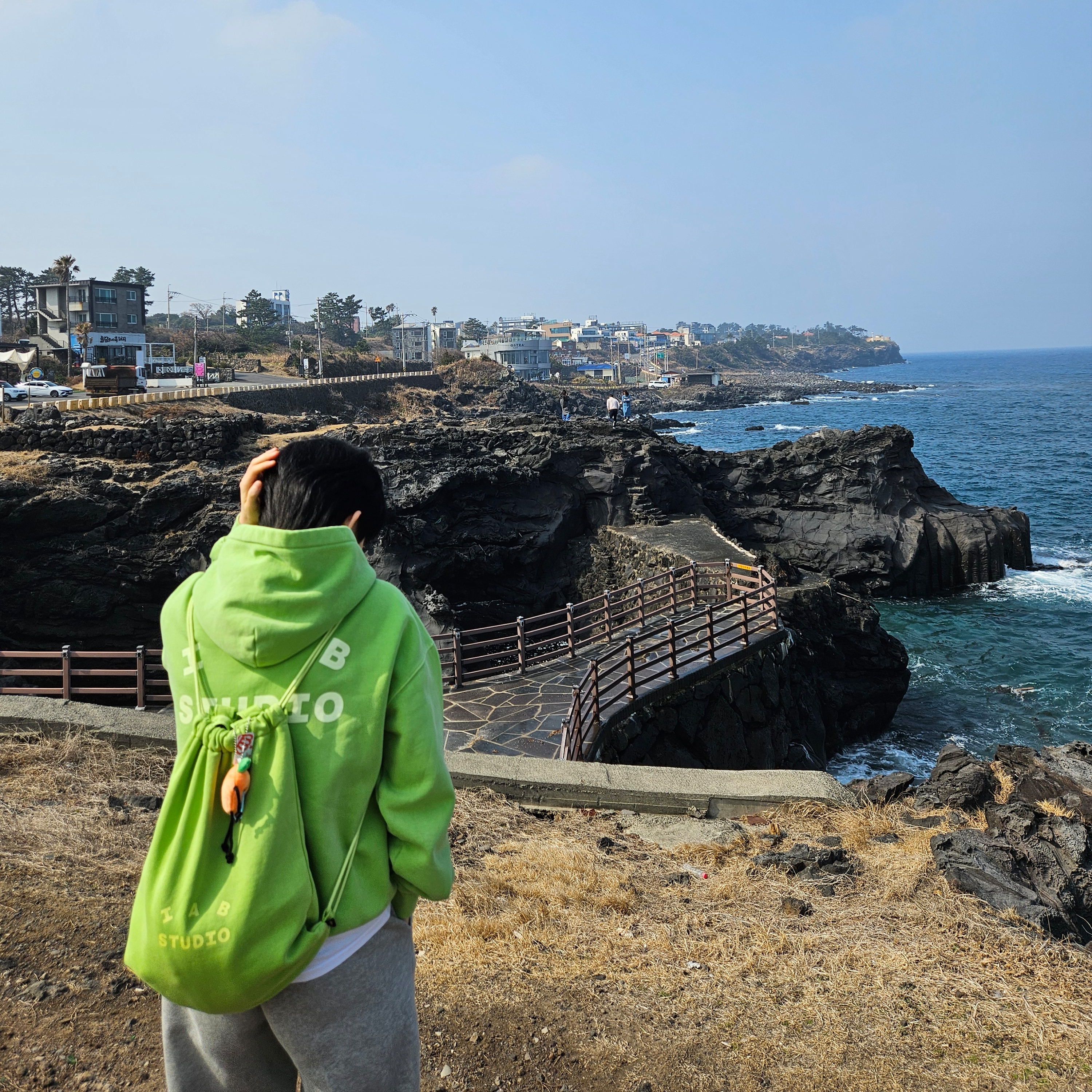 IAB Studio Pigment Hoodie Apple Green, IAB Studio Pigment Sack Apple Green 착용 스타일 - 1