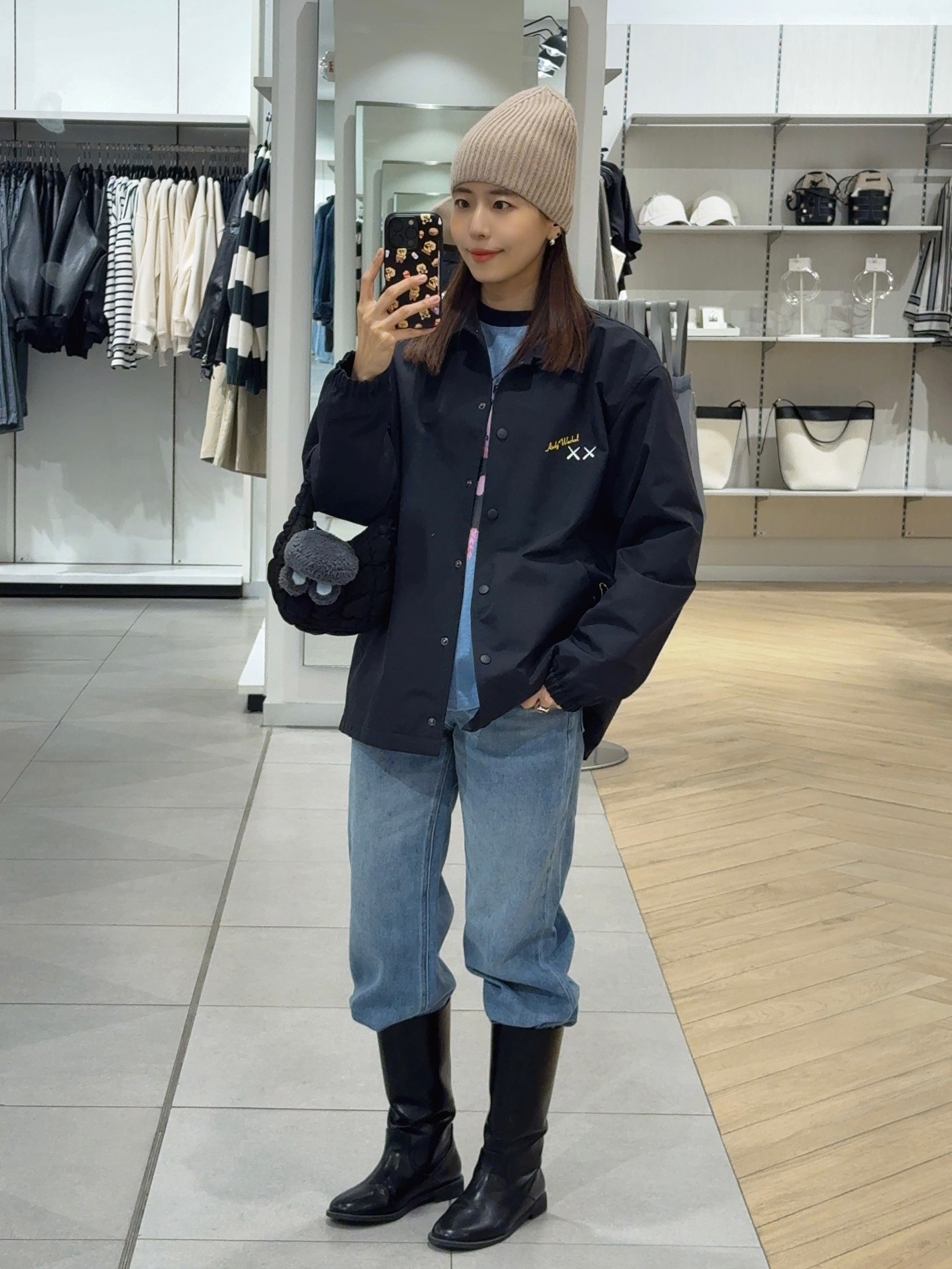 Uniqlo UT x Kaws x Warhol Coach Jacket Black, COS Quilted Micro Bag Black 착용 스타일 - 1