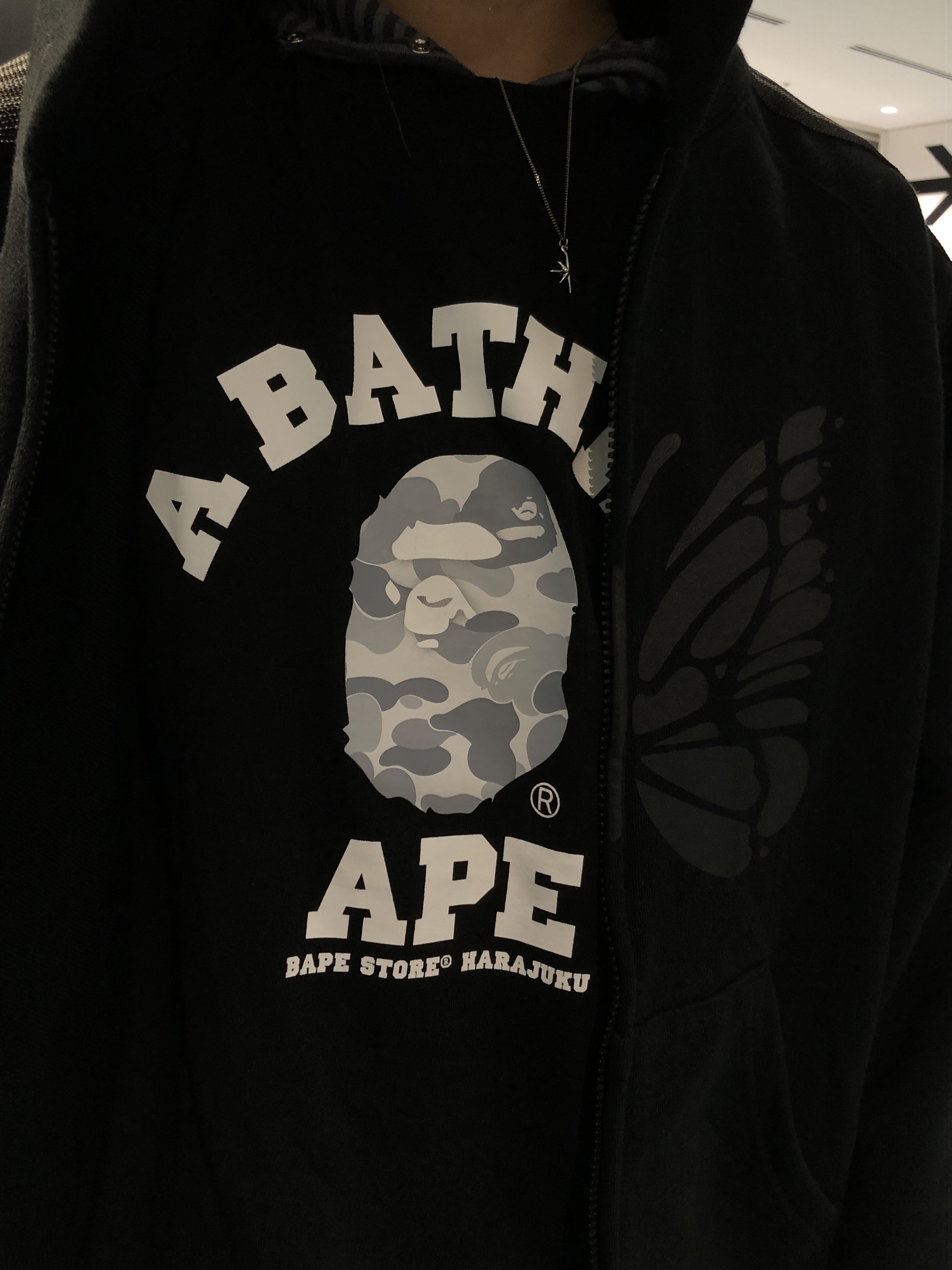 BAPE Store Harajuku Camo College T-Shirt Black 착용 스타일 - 1
