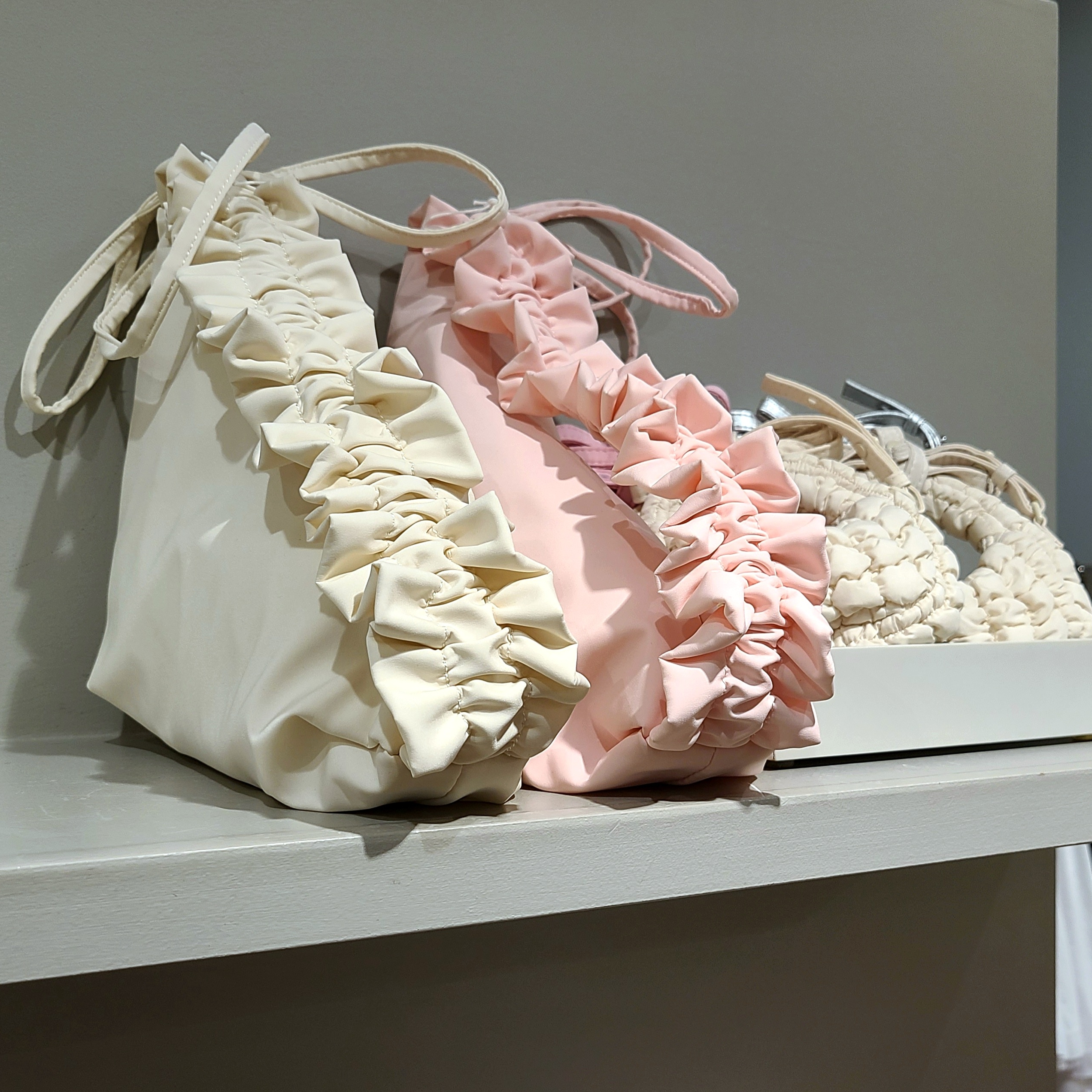 COS Quilted Crossbody Messenger Bag Light Green, COS Quilted Charm Pouch Bag Pink 착용 스타일 - 3
