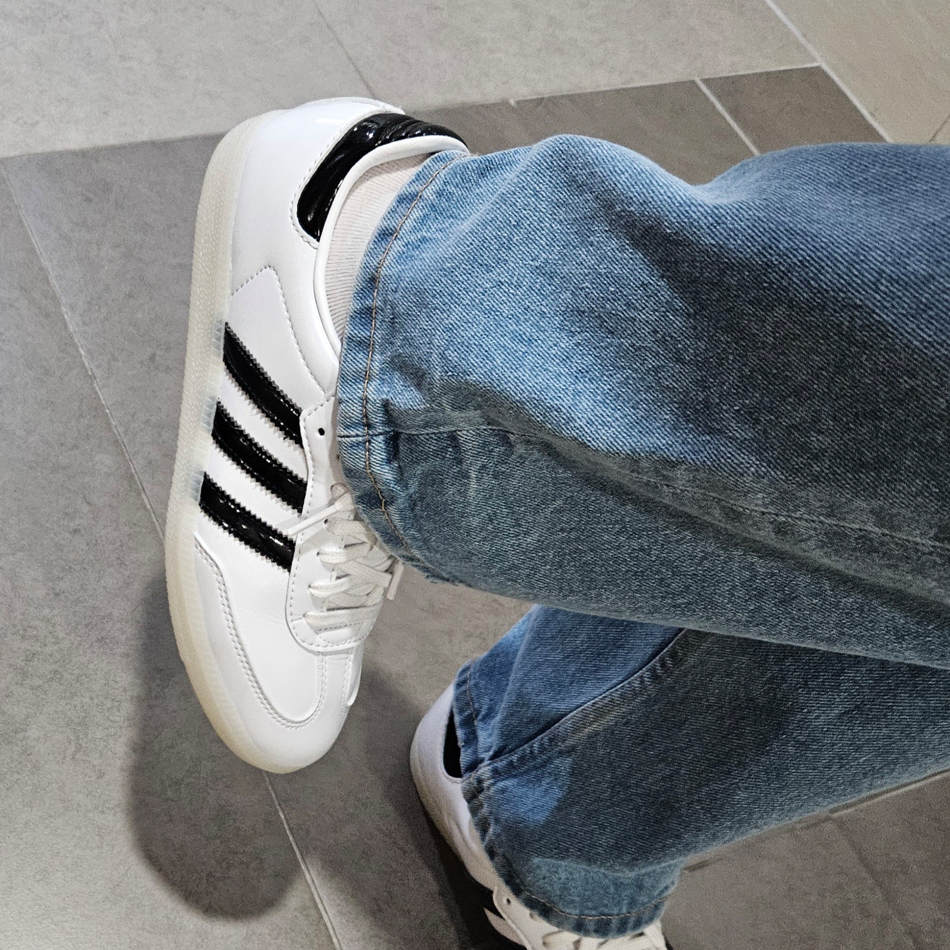 Adidas x Jason Dill Samba Patent Leather Cloud White Core Black 착용 스타일 - 2