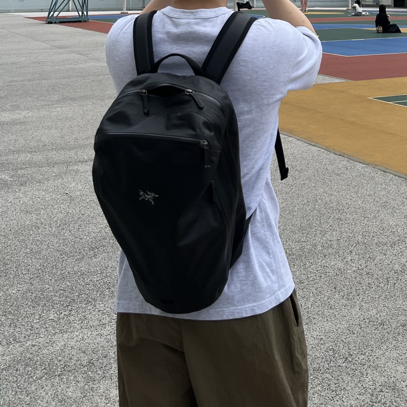 아크테릭스 그랜빌 16 지퍼 백팩 블랙 착용 스타일