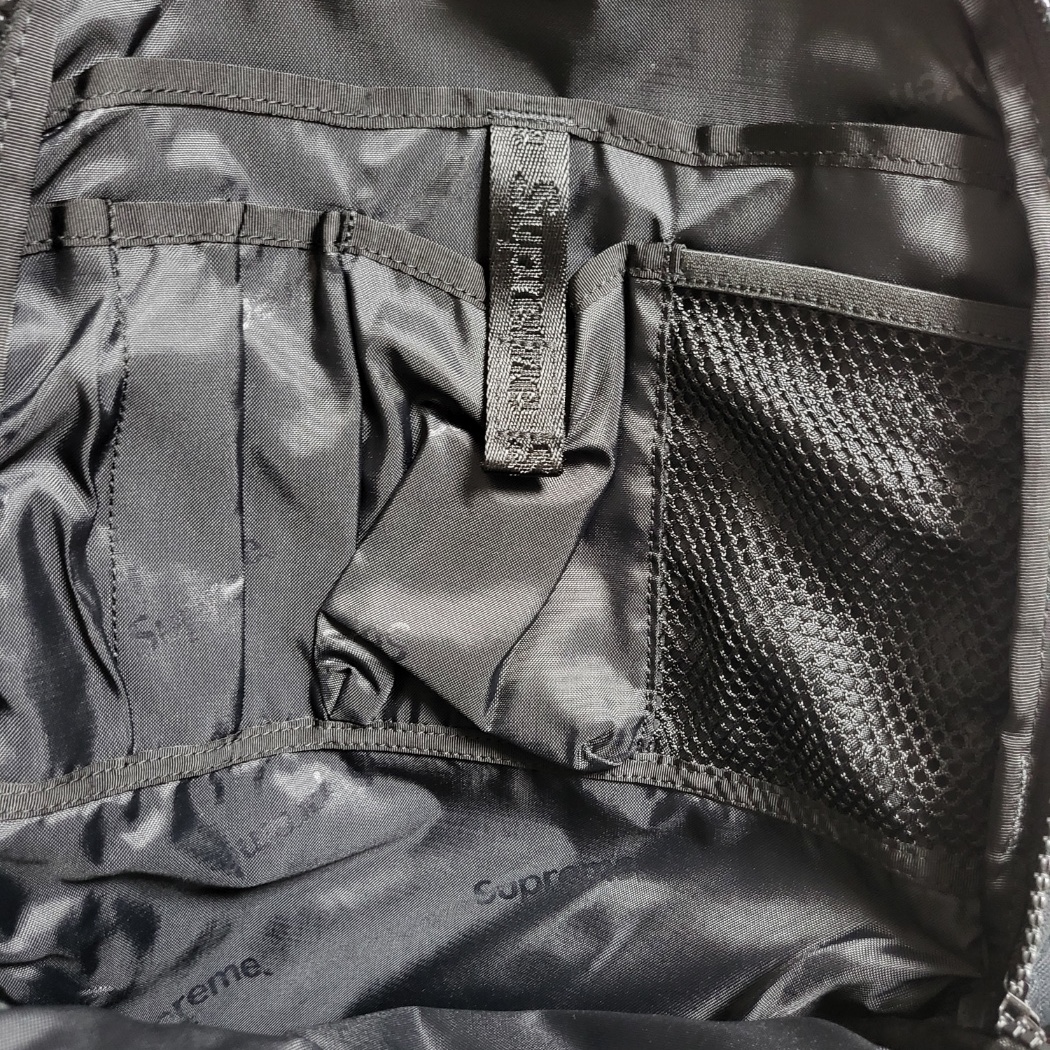 Supreme Backpack Black - 25SS, Supreme Announcing T-Shirt White - 25SS 착용 스타일 - 2