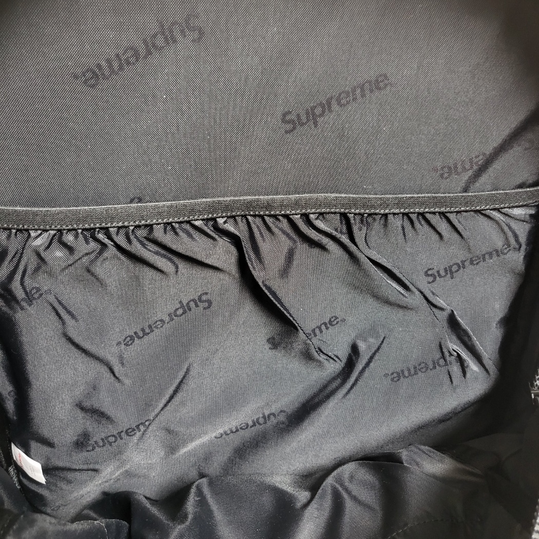 Supreme Backpack Black - 25SS, Supreme Announcing T-Shirt White - 25SS 착용 스타일 - 3