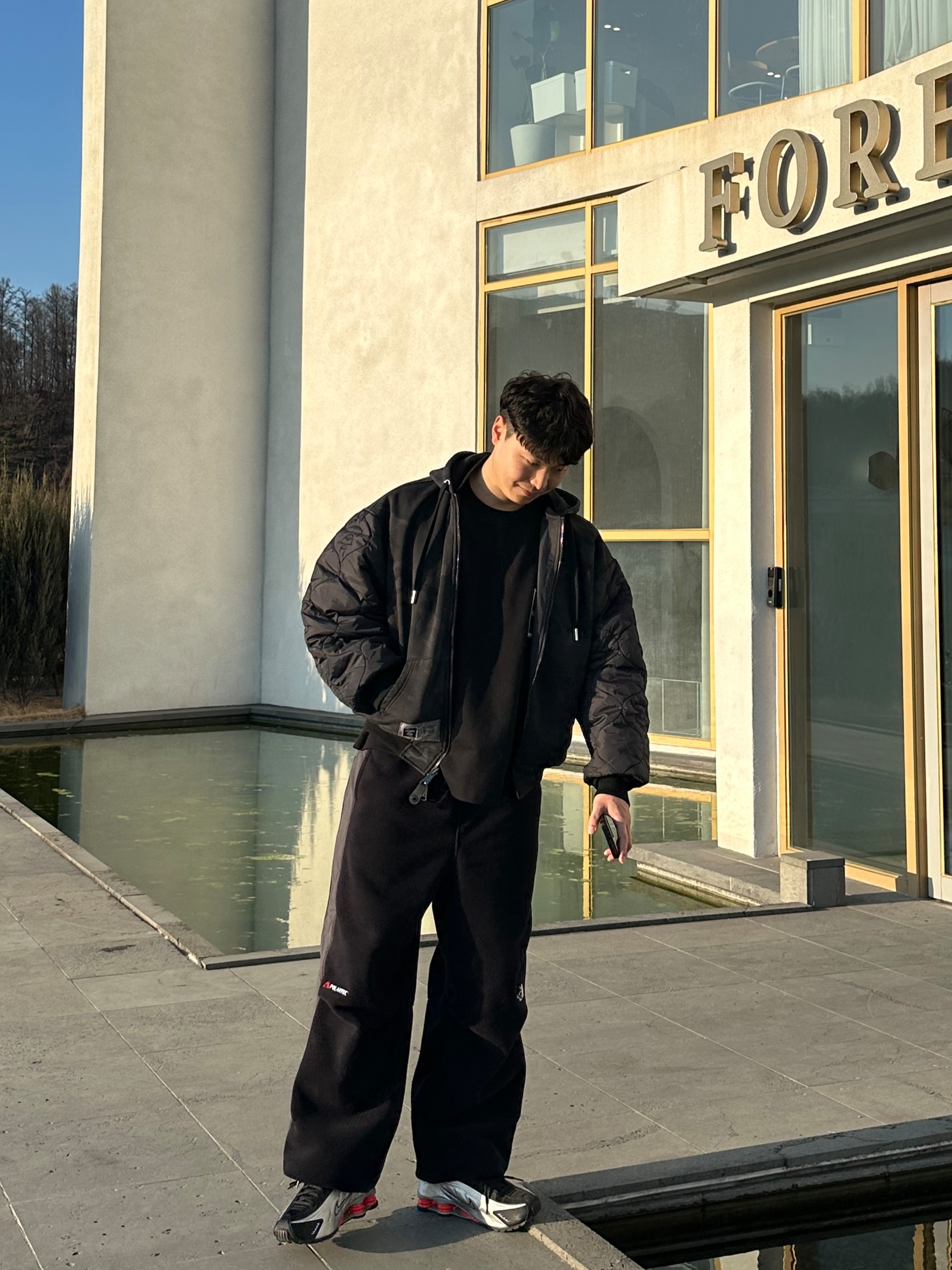 나이키 샥스 R4 메탈릭 실버 레드, 노스페이스 반프 플리스 팬츠 블랙 착용 스타일 - 2