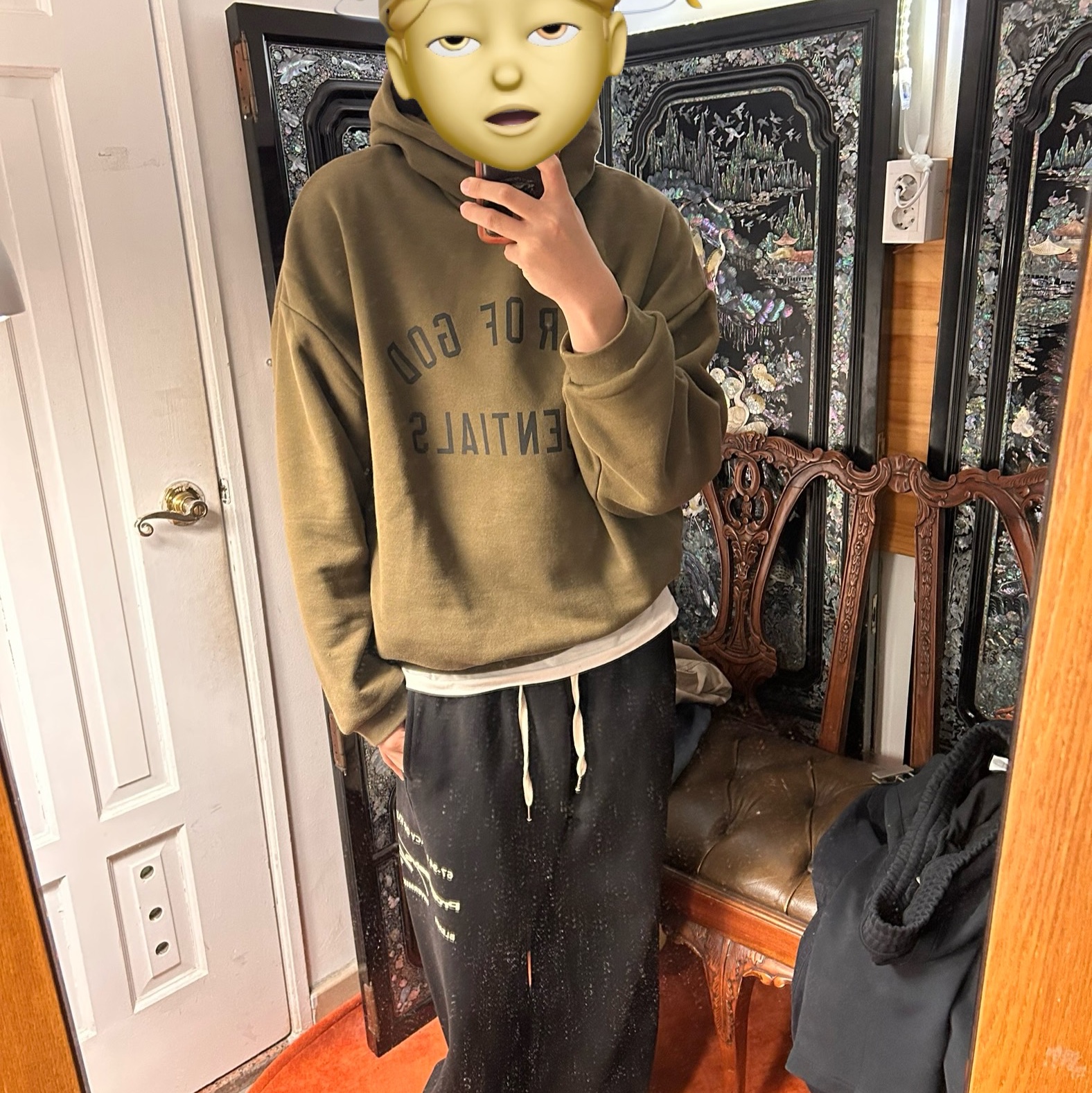 Essentials Fleece Hoodie Olive - 24FW, Polo Ralph Lauren Classic Fit Pocket T-Shirt White 착용 스타일