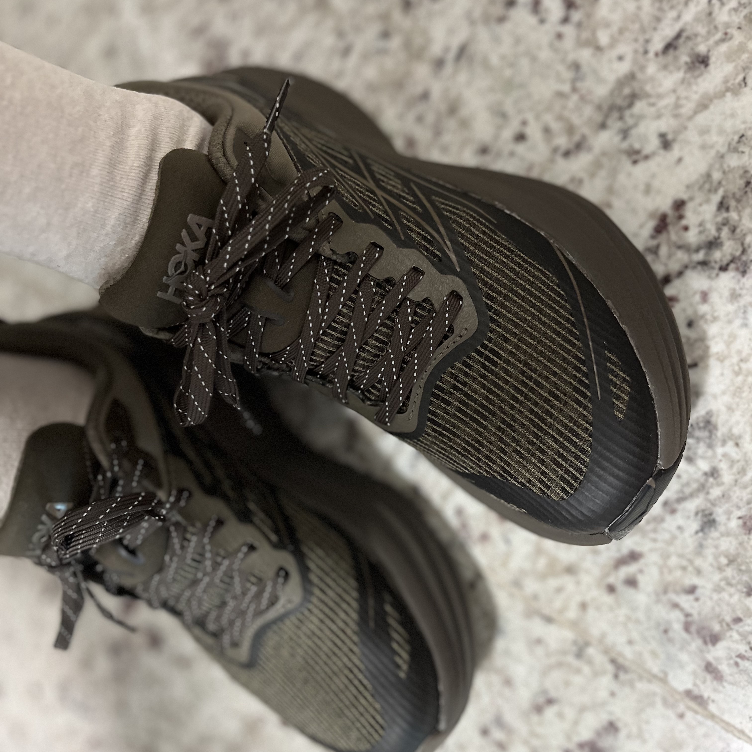 Hoka Bondi 8 TS Caged Deep Umber 착용 스타일