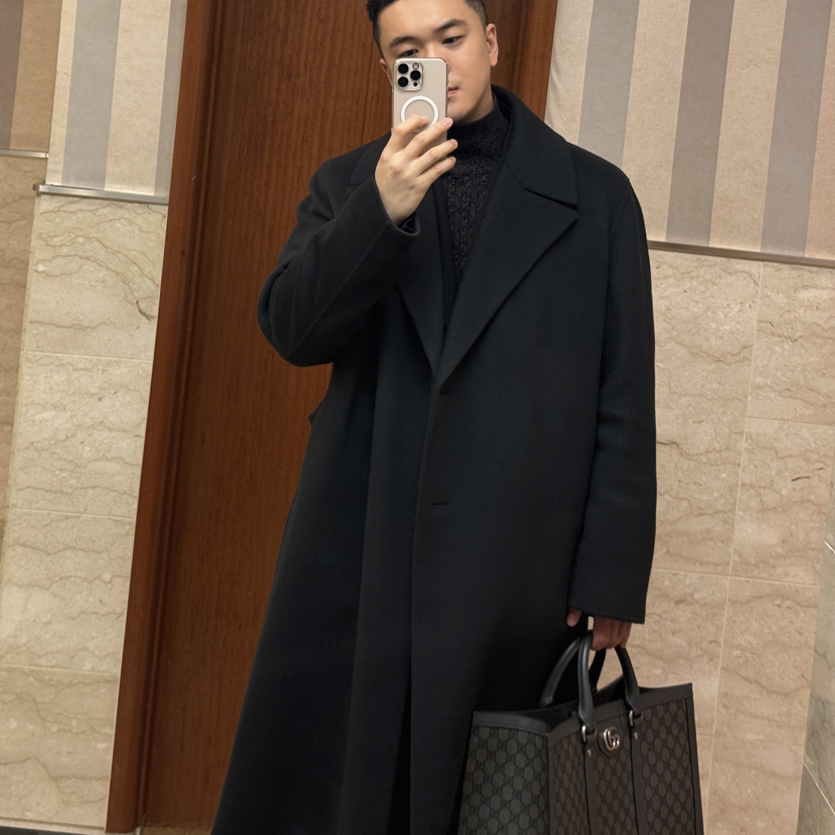 Gucci Ophidia Large Tote Bag Grey Black Supreme 착용 스타일