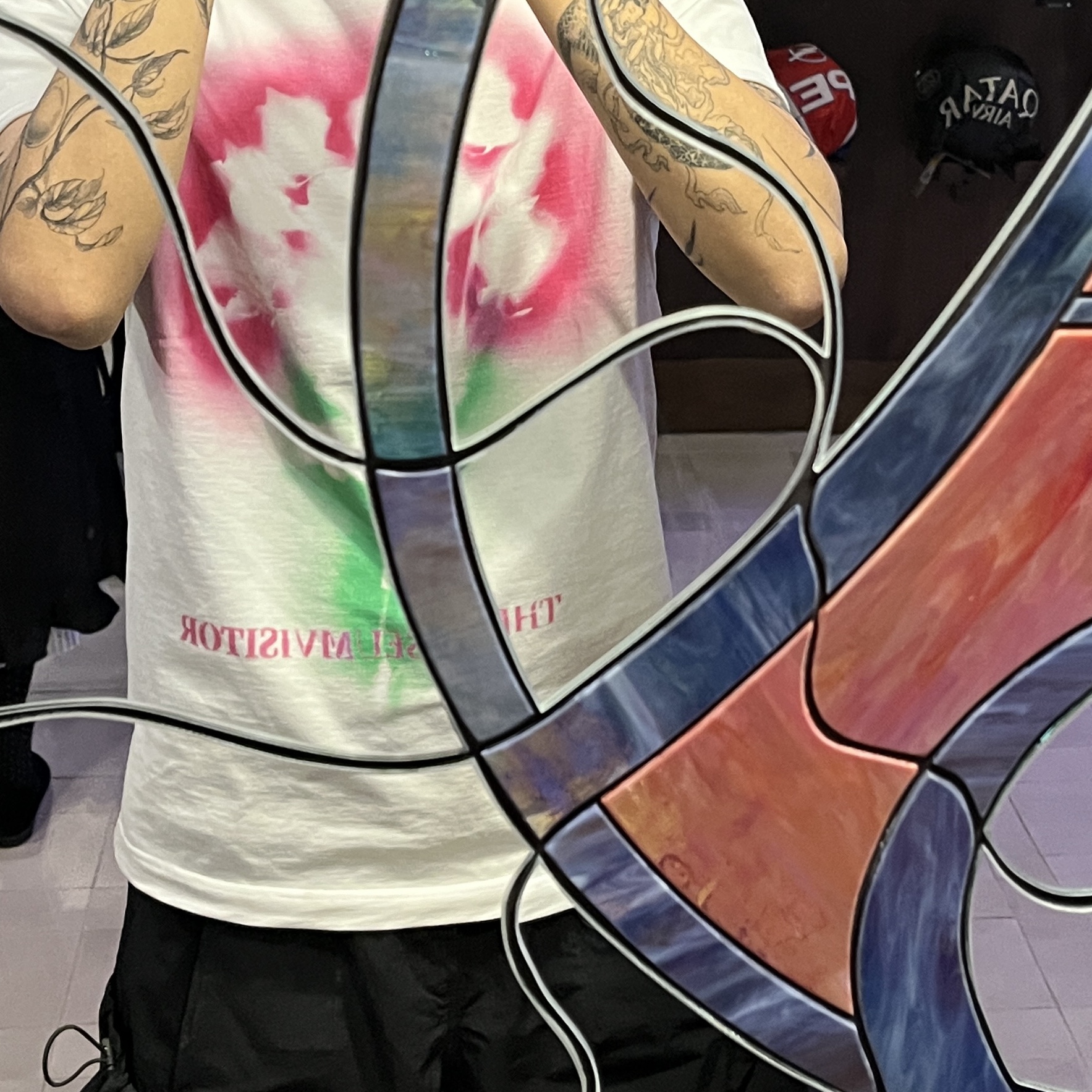 The Museum Visitor Rose Spray Printed T-Shirts White, Chrome Hearts Fuck Hollywood Trucker Hat Black White 착용 스타일 - 2