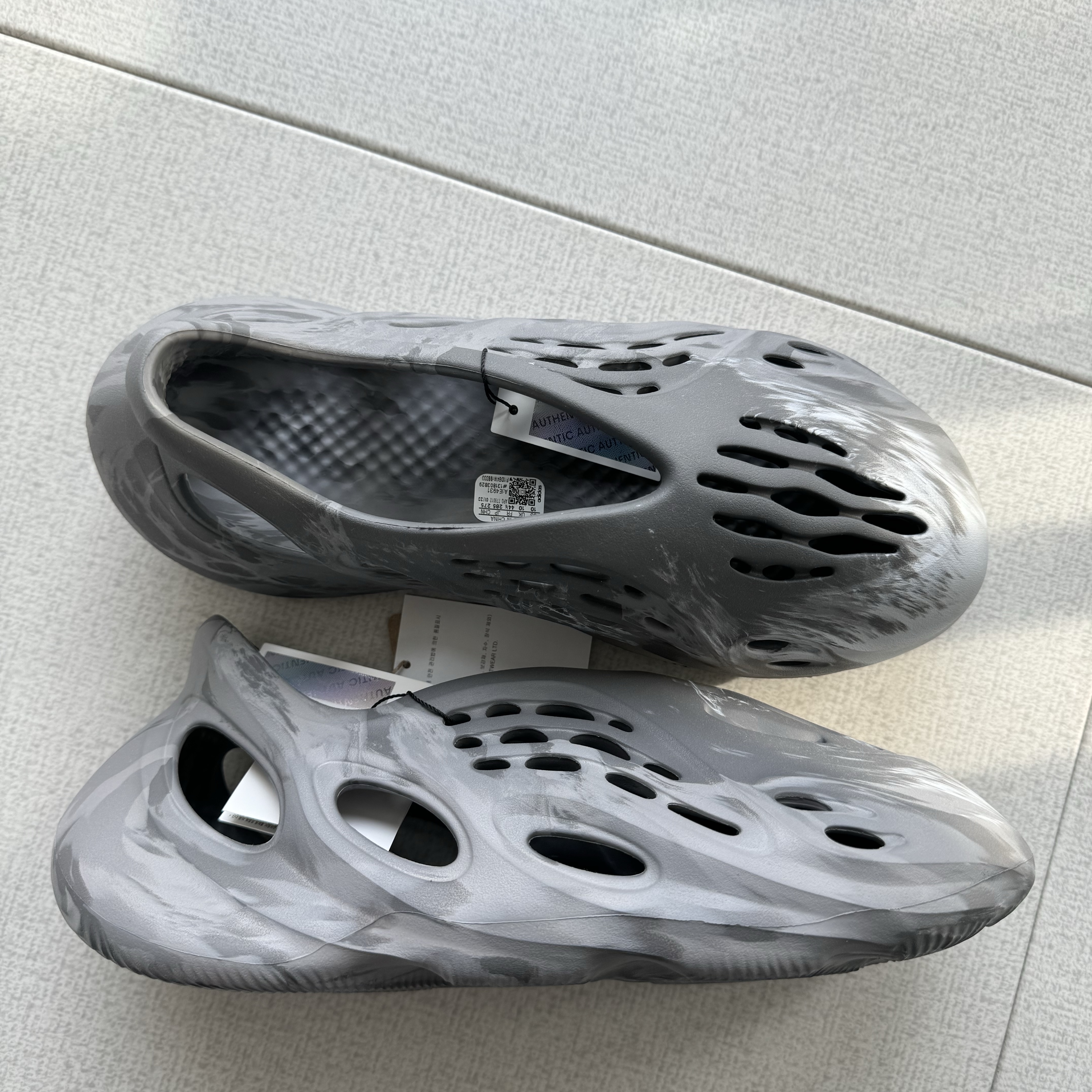 Adidas Yeezy Foam RNNR MX Granite 착용 스타일