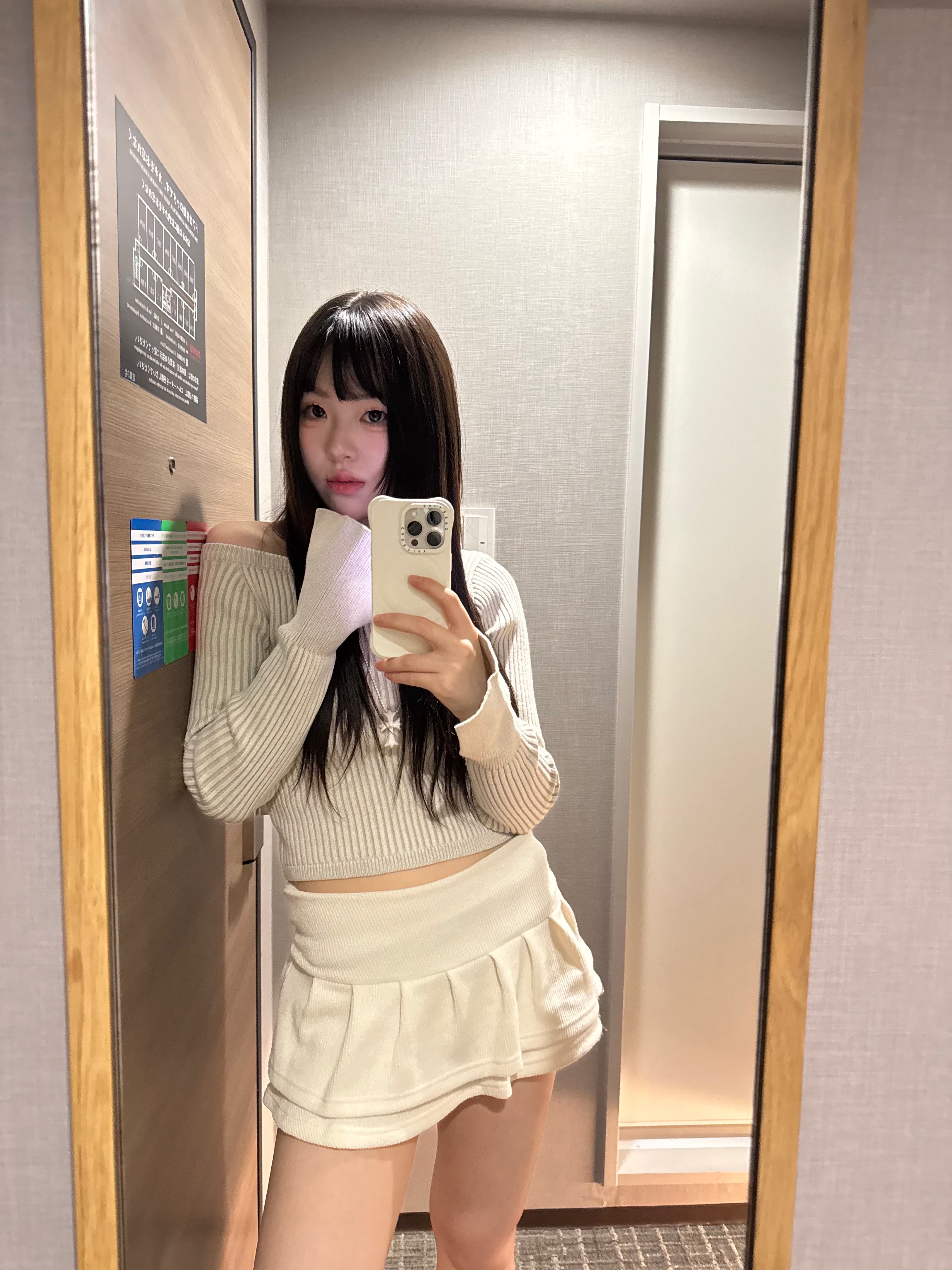크롬하츠 실리크롬 CH 크로스 펜던트 화이트 2022/2023 착용 스타일 - 1