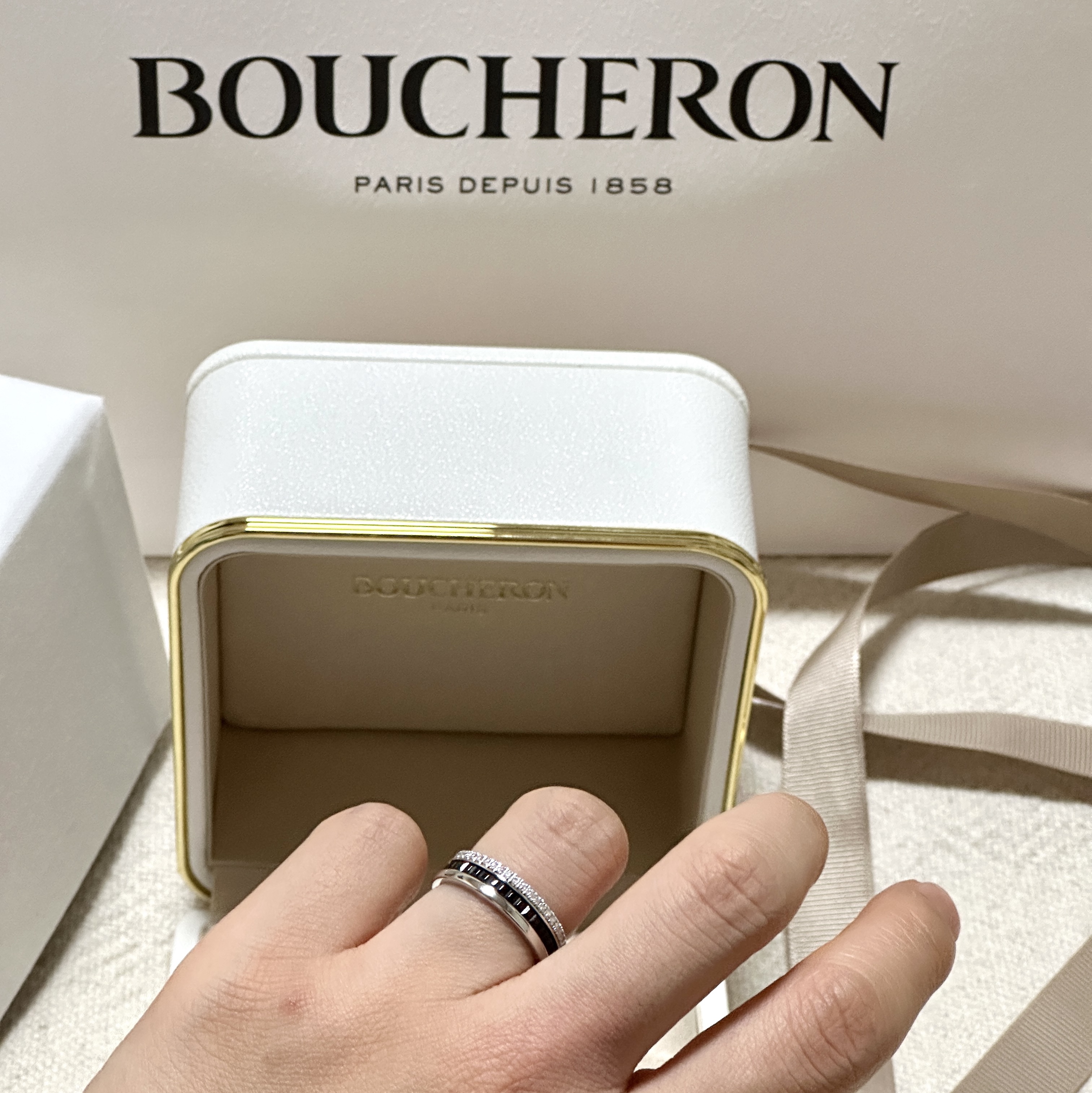 Boucheron Quatre Black Edition Wedding Band Black White Gold 착용 스타일